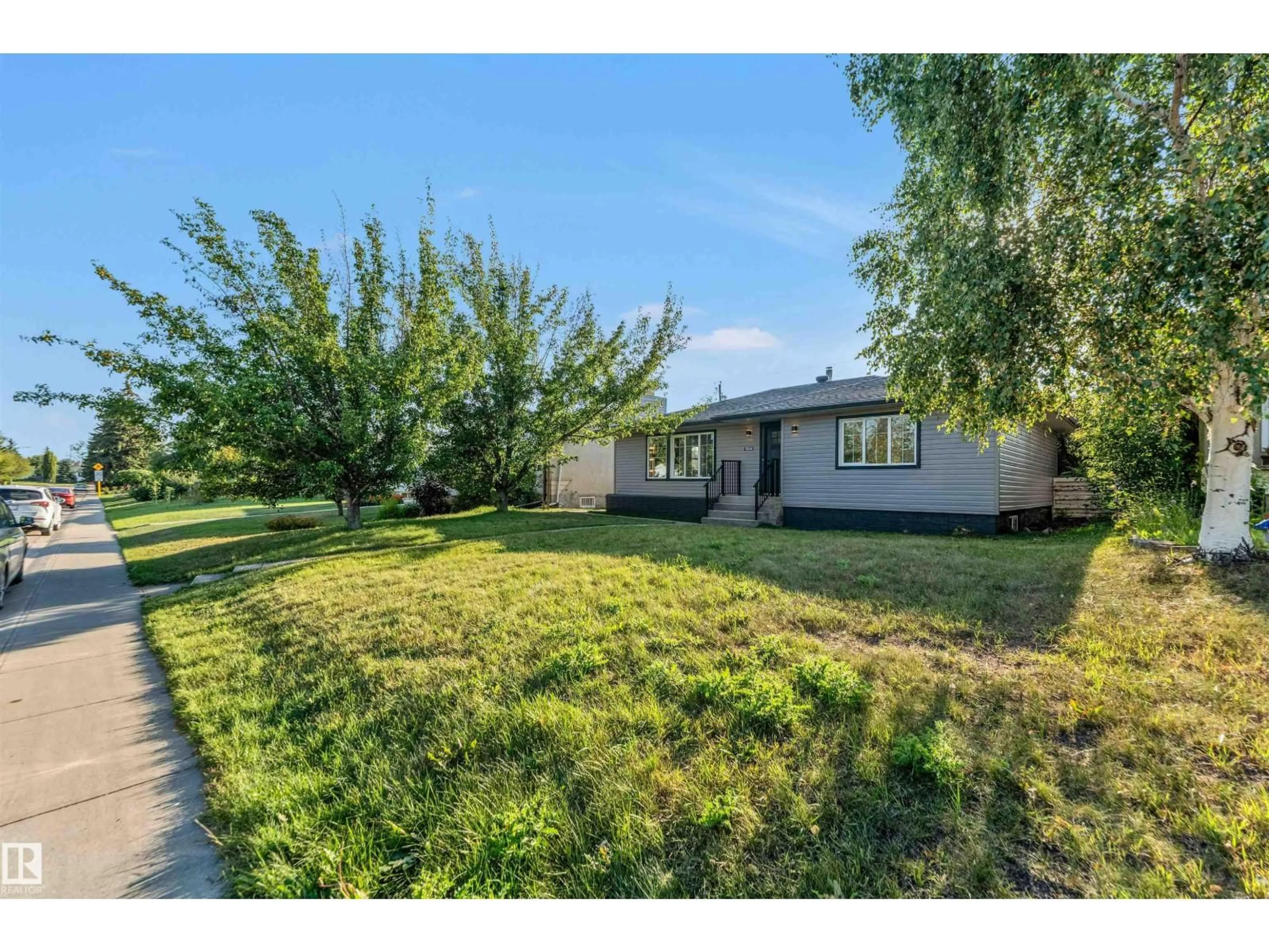 A pic from outside/outdoor area/front of a property/back of a property/a pic from drone, street for 13604 139 ST NW, Edmonton Alberta T5L2C4