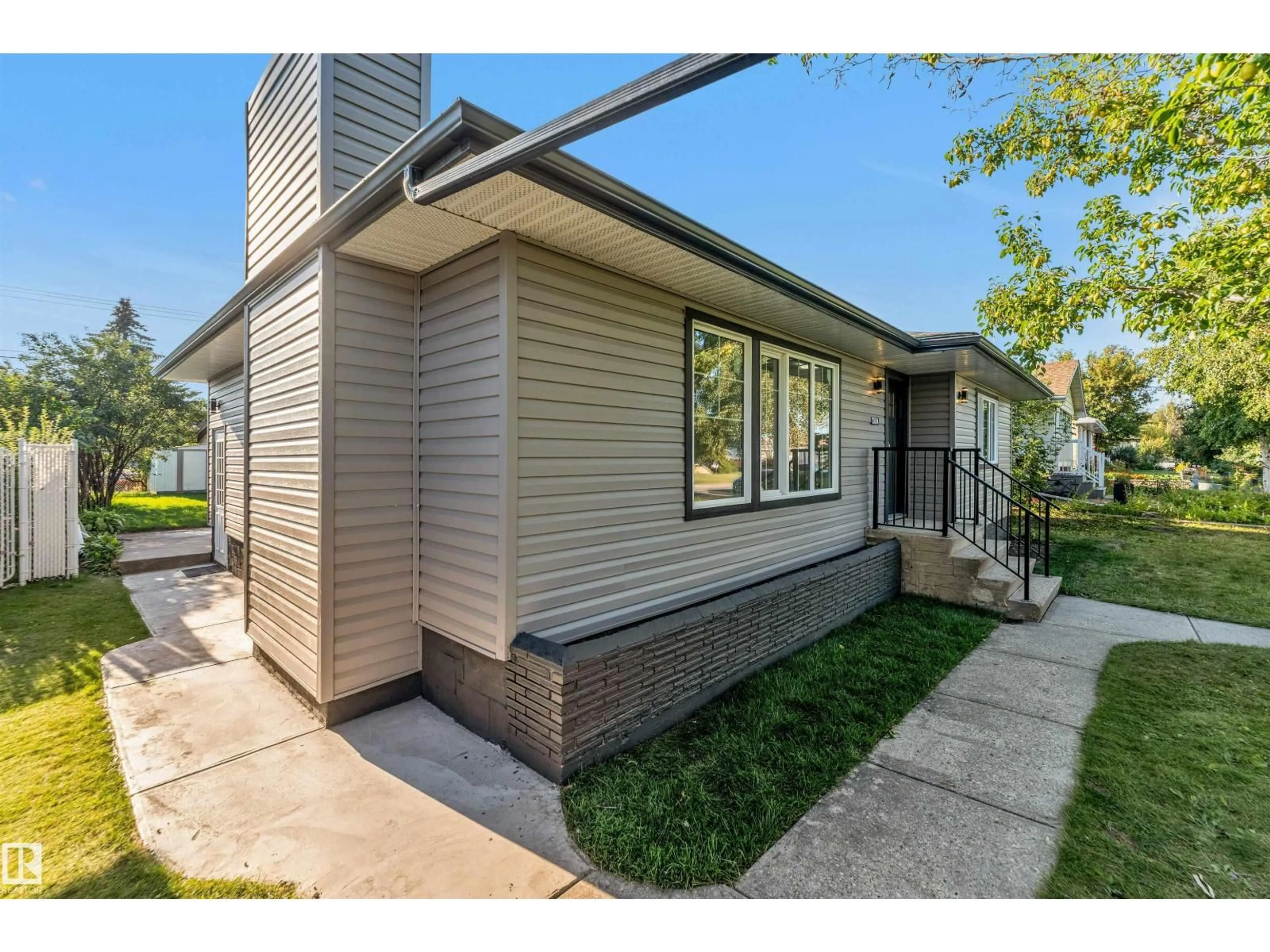 Home with brick exterior material, street for 13604 139 ST NW, Edmonton Alberta T5L2C4