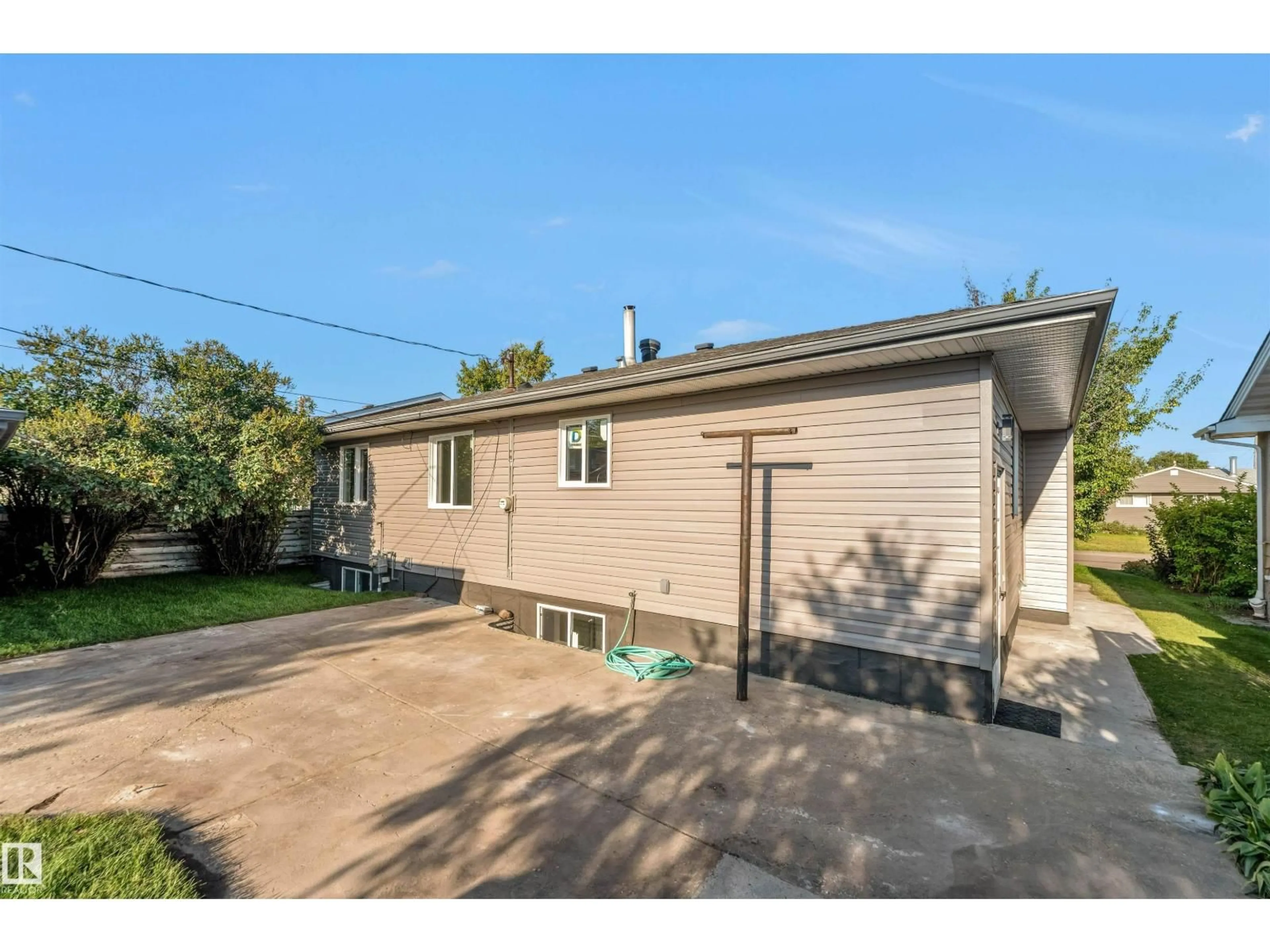 A pic from outside/outdoor area/front of a property/back of a property/a pic from drone, street for 13604 139 ST NW, Edmonton Alberta T5L2C4