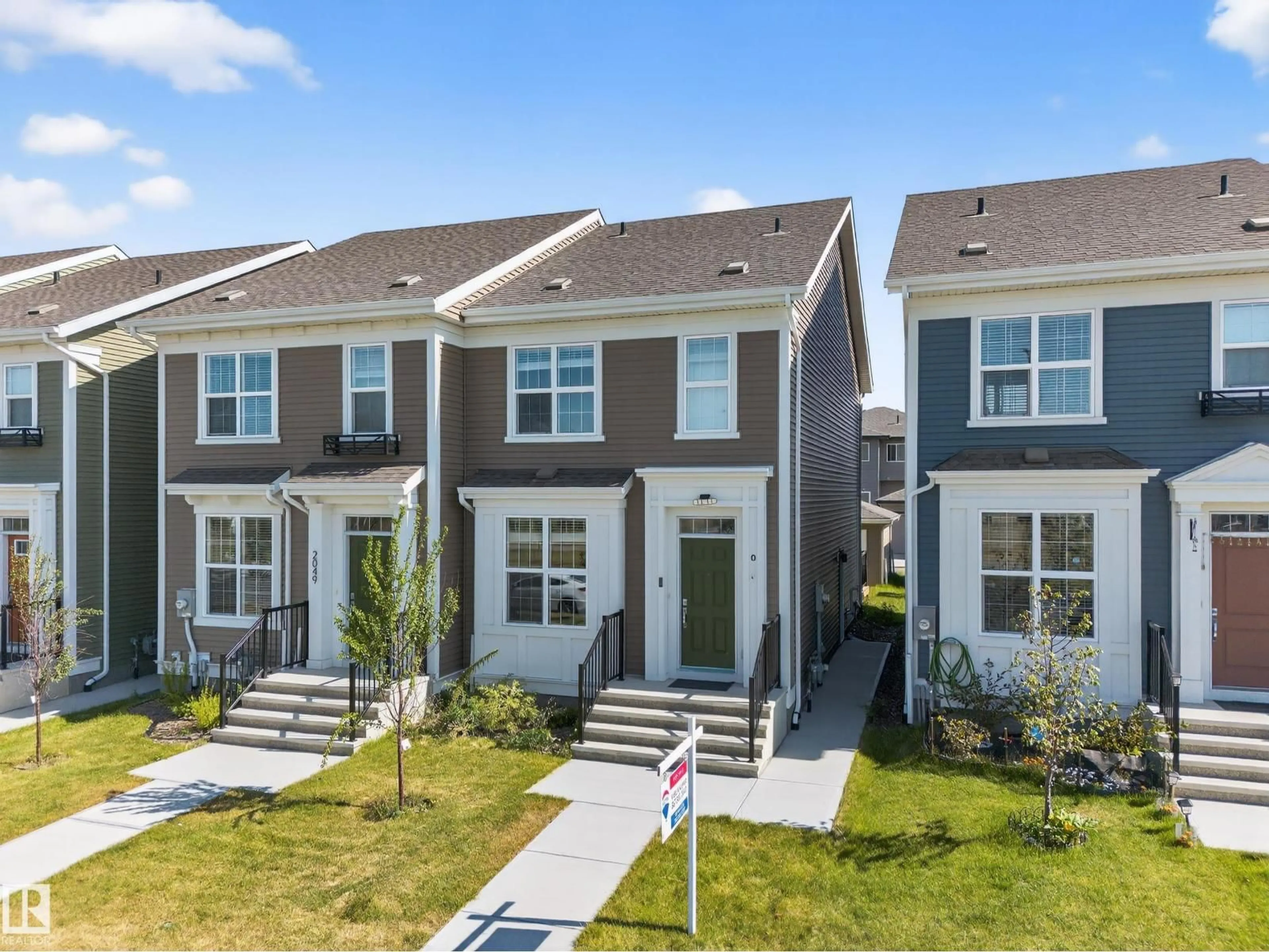 A pic from outside/outdoor area/front of a property/back of a property/a pic from drone, street for 2047 MAPLE RD, Edmonton Alberta T6T2T1