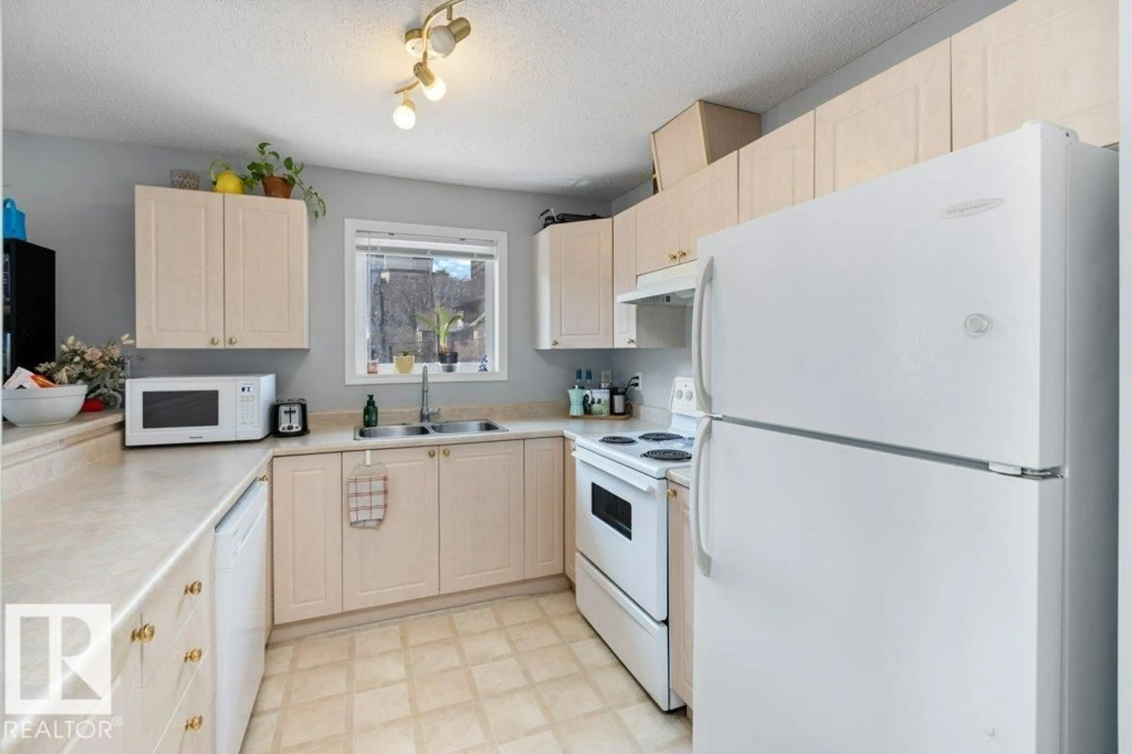 Standard kitchen, unknown for 418 10403 98 AV NW, Edmonton Alberta T5K2Y5