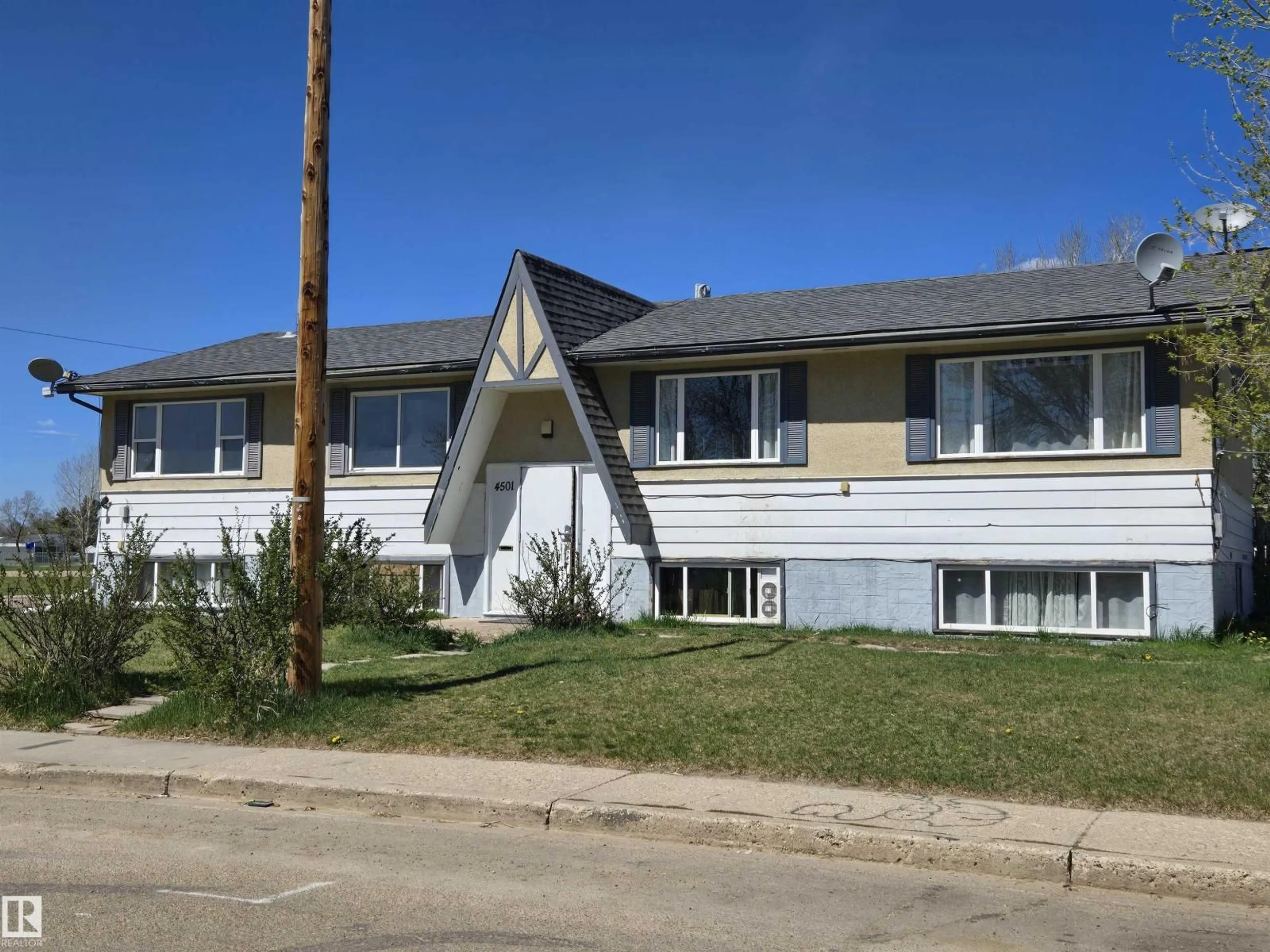 Home with vinyl exterior material, street for 4501 47 ST, Wetaskiwin Alberta T9A1C3