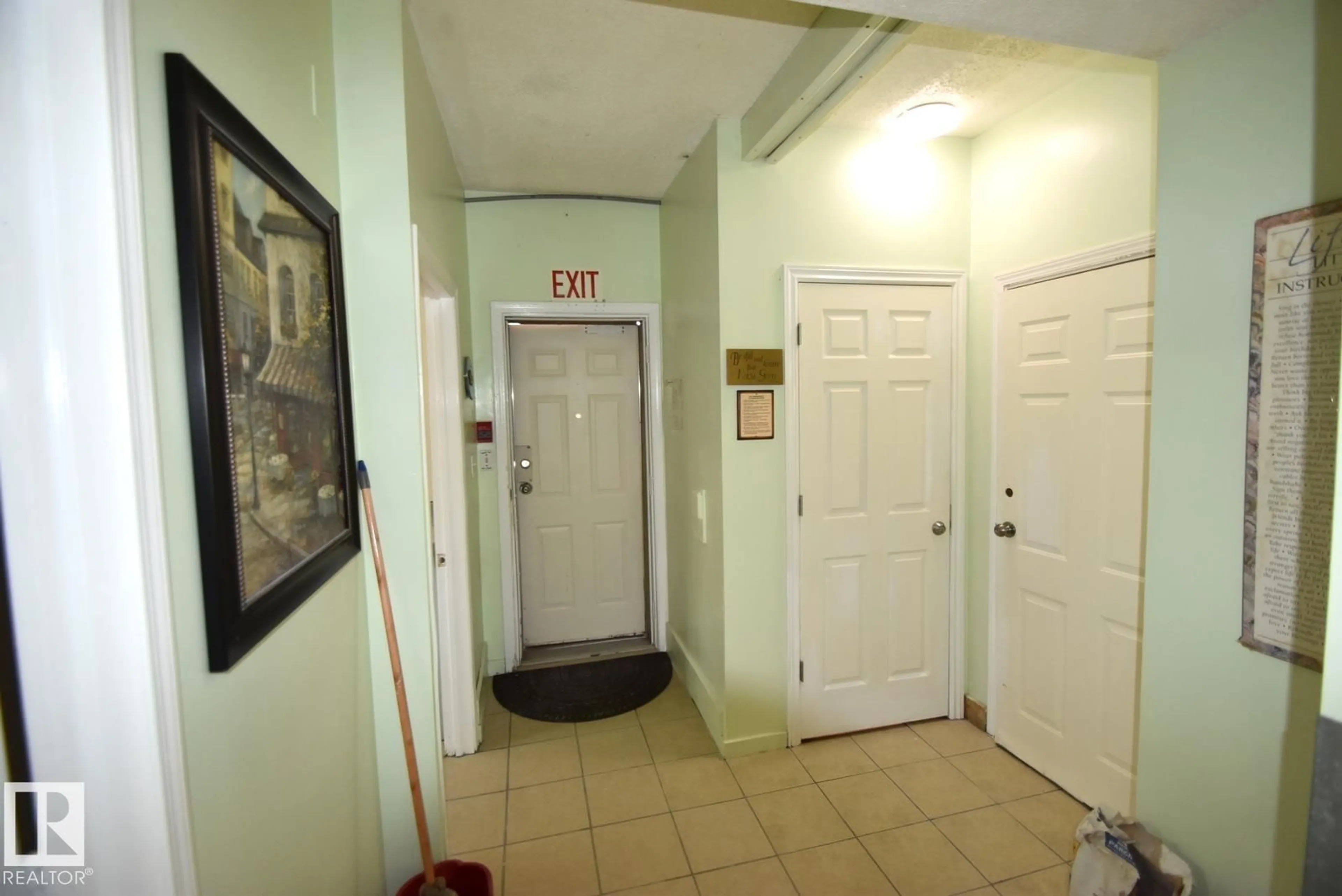 Indoor foyer for NW - 10734 92 ST, Edmonton Alberta T5H1V4
