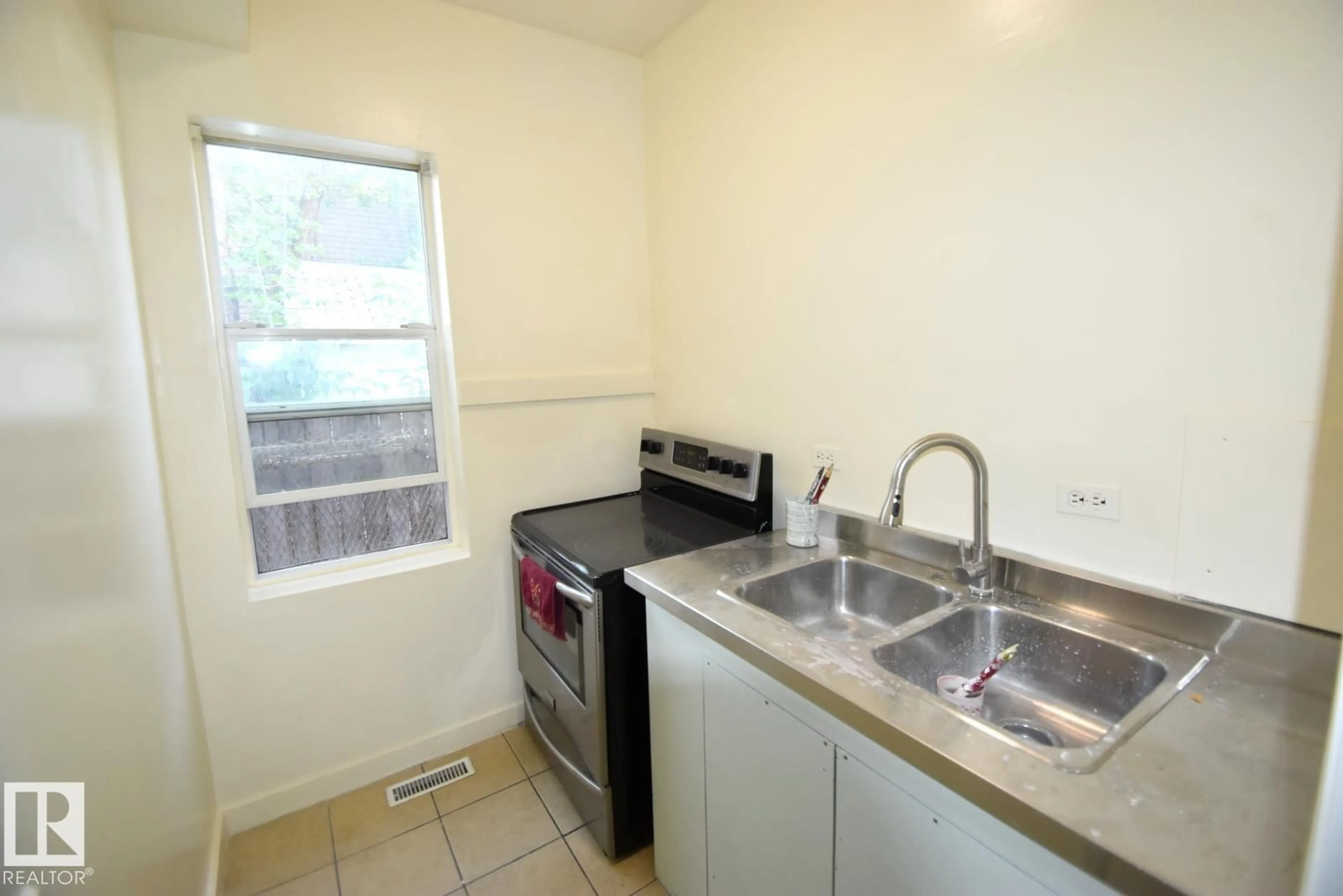 Standard kitchen, unknown for NW - 10734 92 ST, Edmonton Alberta T5H1V4