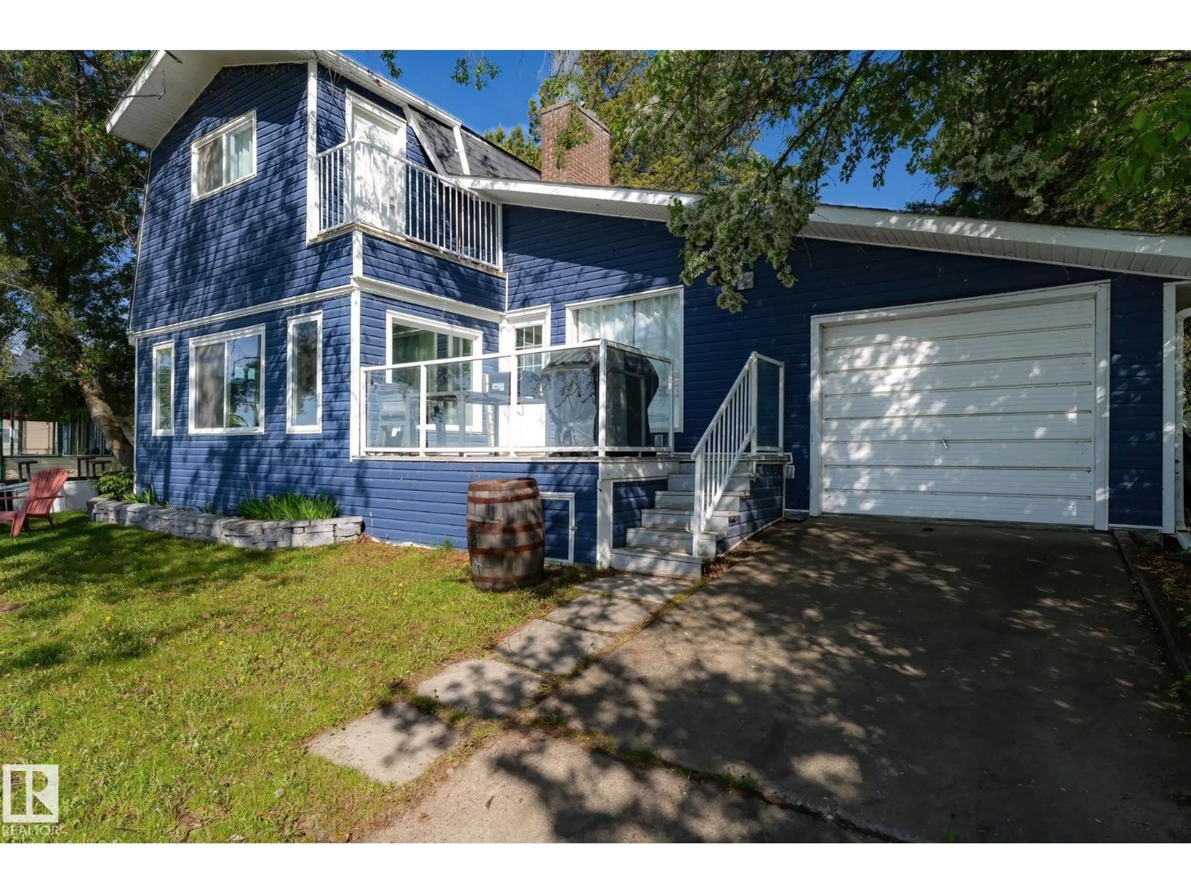 Home with vinyl exterior material, street for 809 8 STREET, Rural Lac Ste. Anne County Alberta T0E1A0