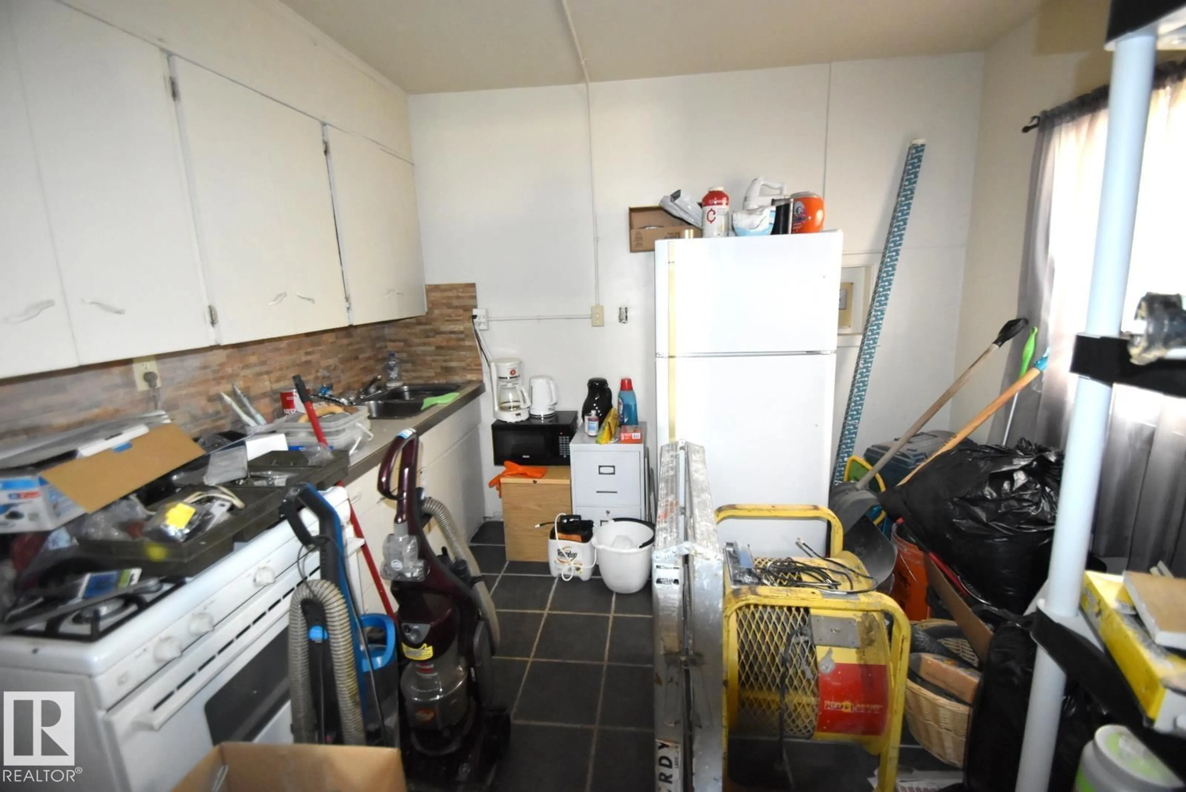 A pic of a room for 10629 96 ST, Edmonton Alberta T5H2J2