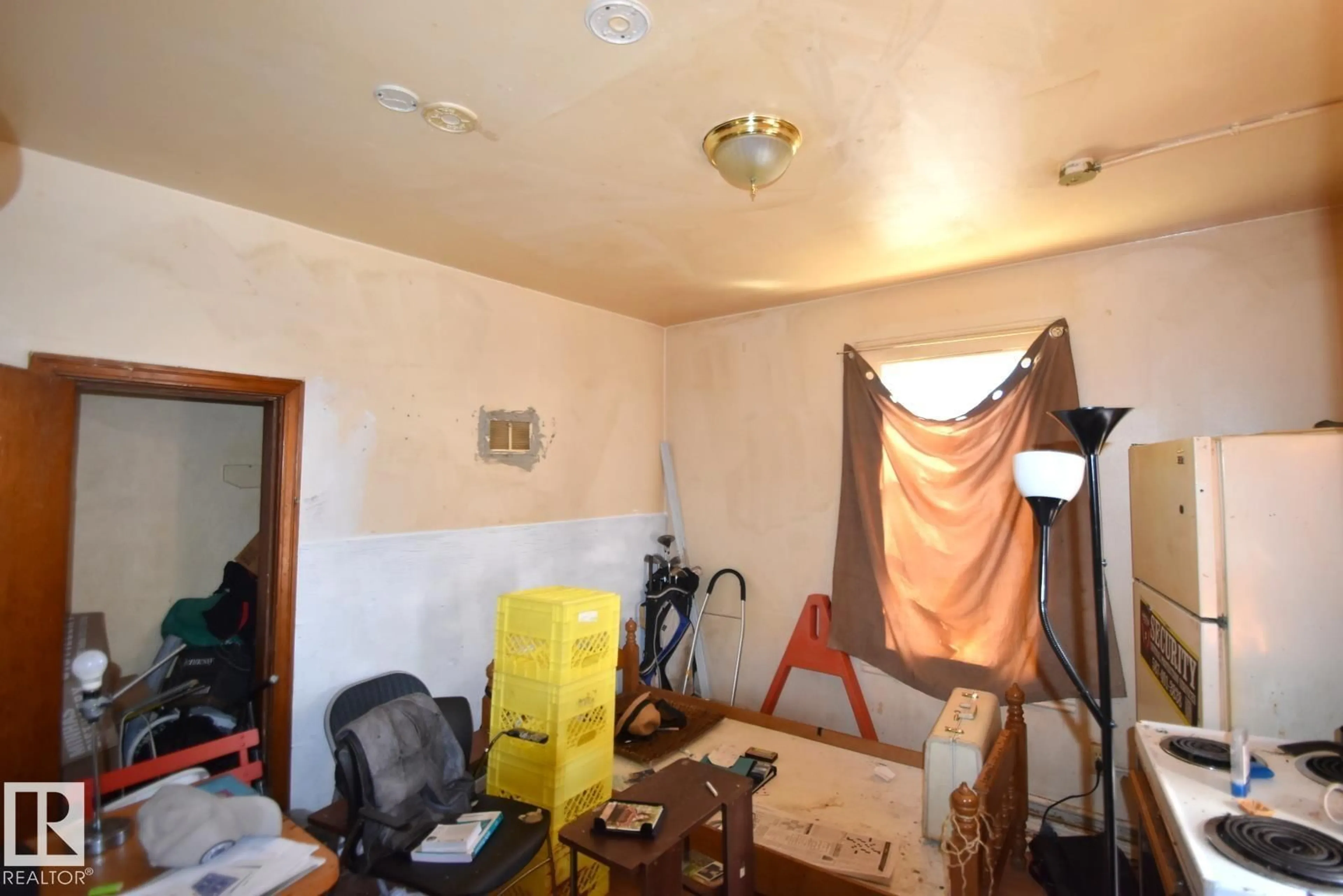 A pic of a room for 10629 96 ST, Edmonton Alberta T5H2J2