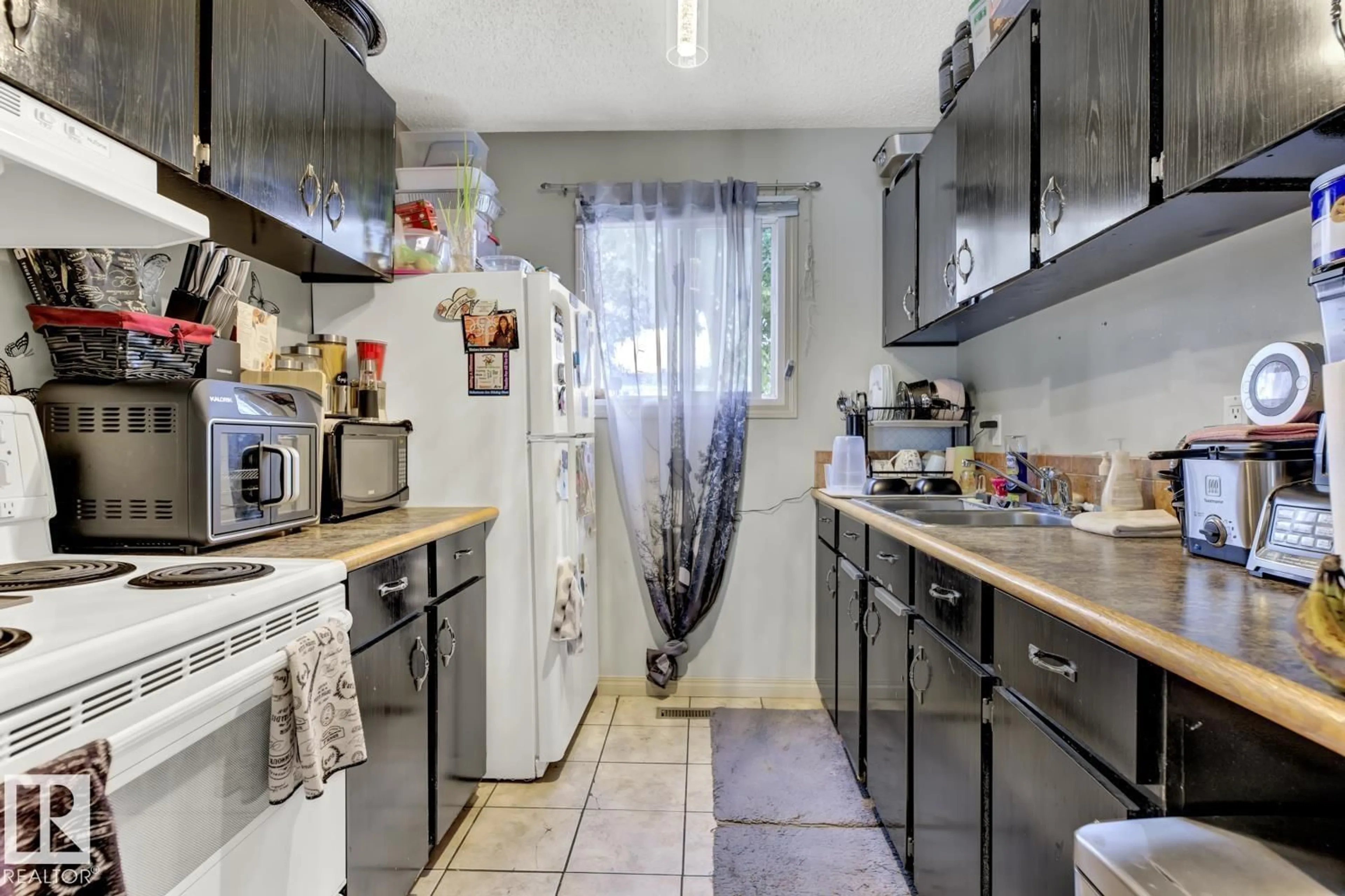 Standard kitchen, unknown for 11406 139 AV, Edmonton Alberta T5X3L4