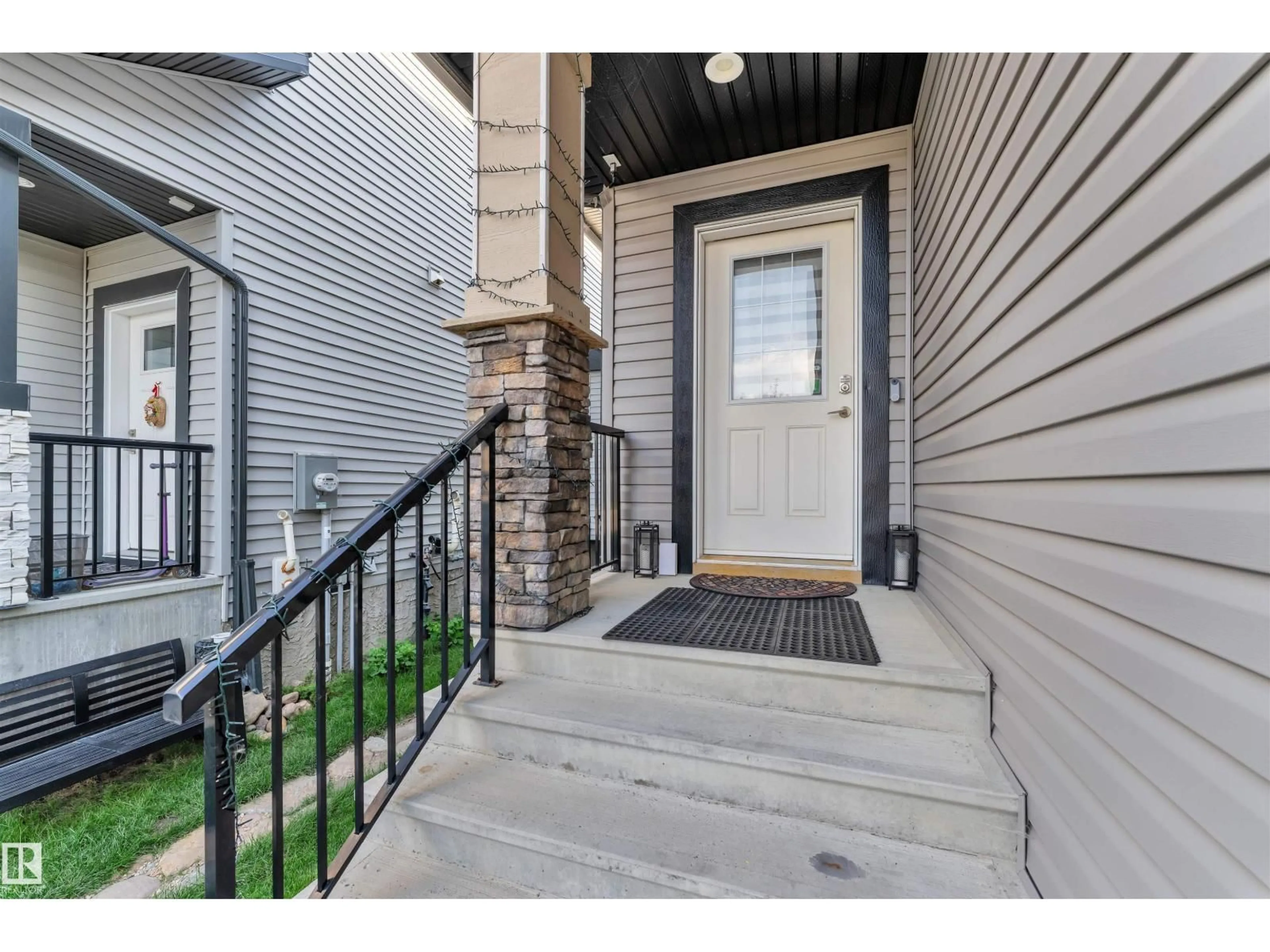 Indoor entryway for 17719 13 AV, Edmonton Alberta T6W2J7