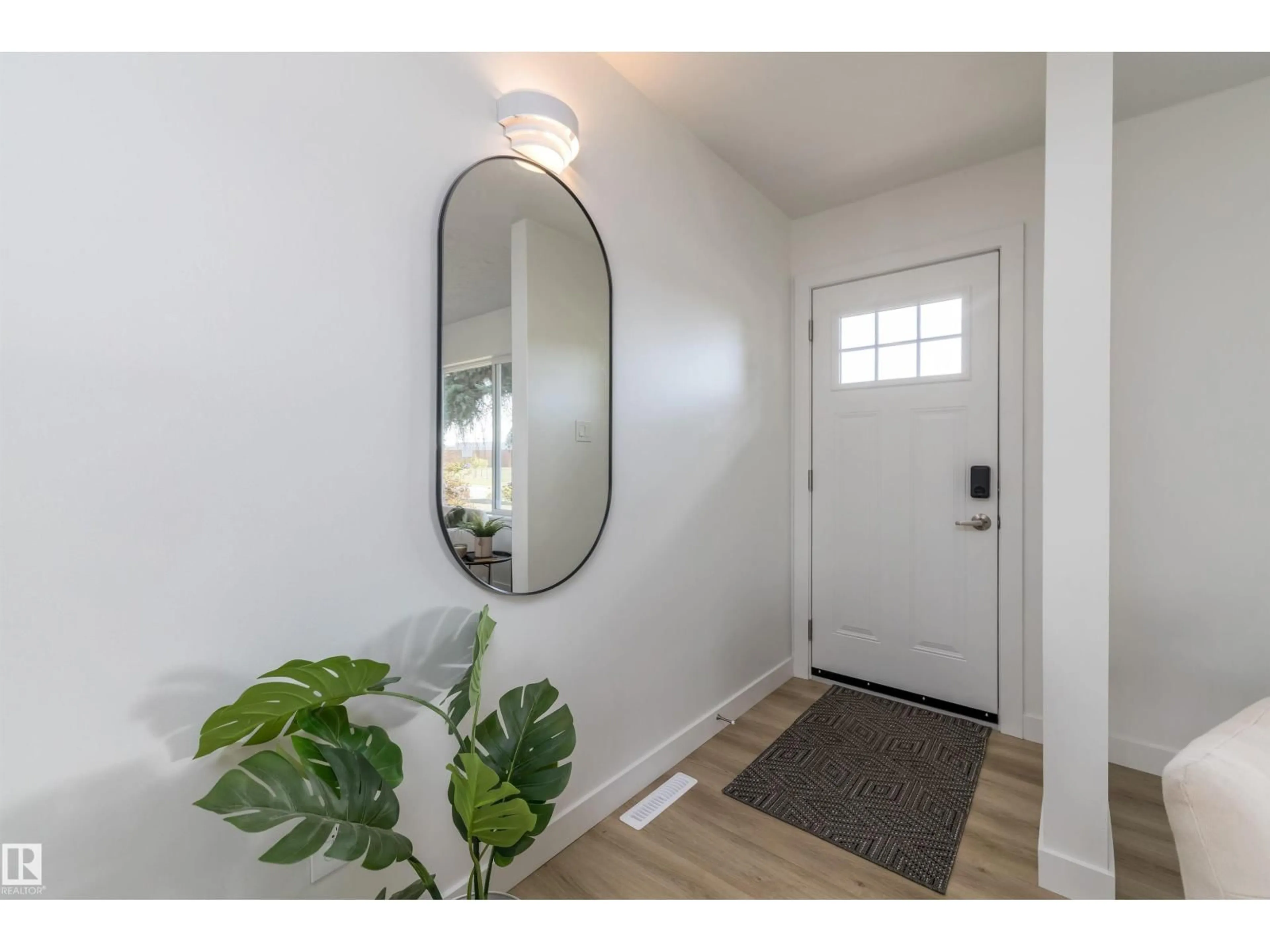 Indoor entryway for 13044 78 ST, Edmonton Alberta T5C2A1