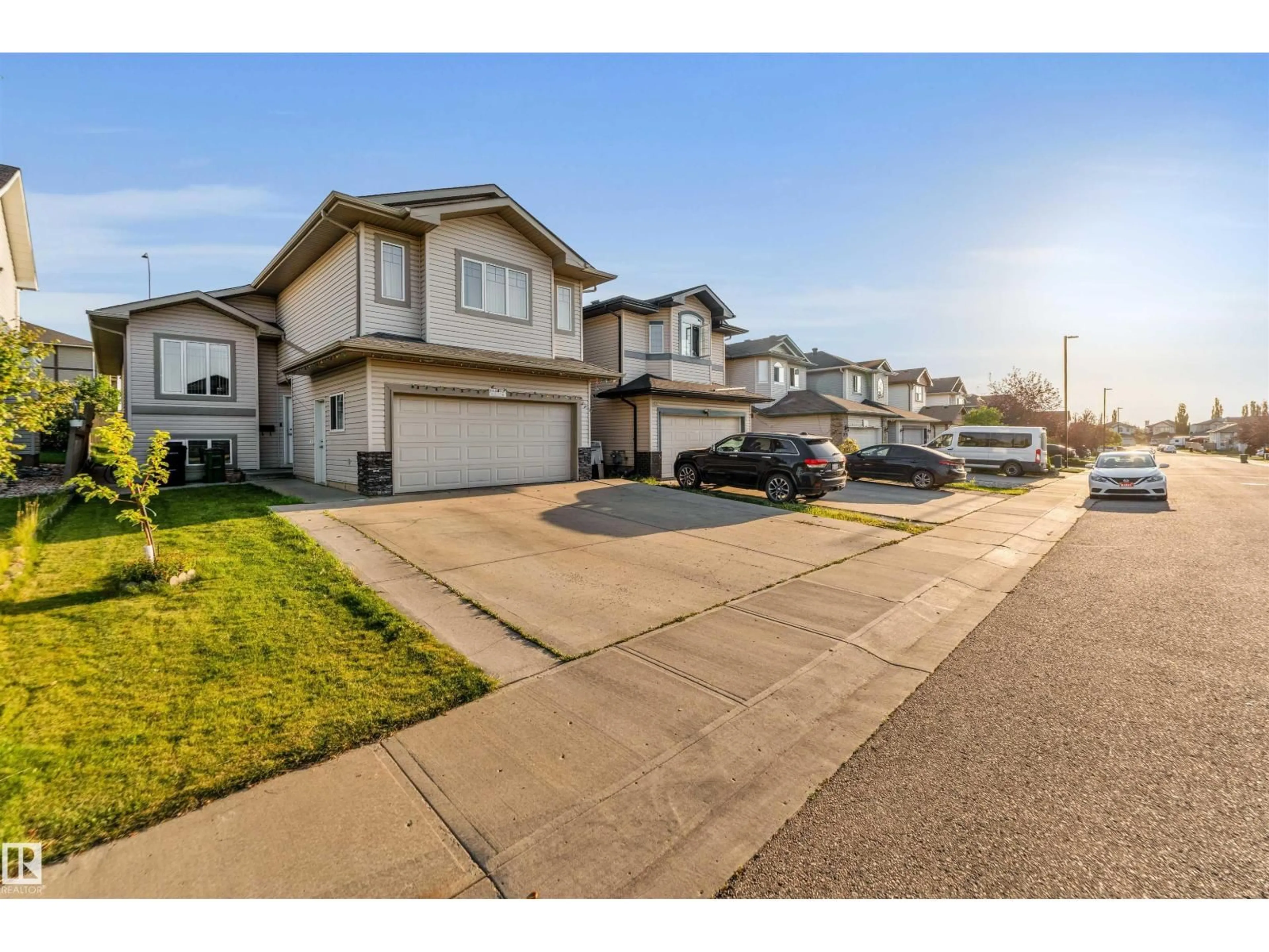 A pic from outside/outdoor area/front of a property/back of a property/a pic from drone, street for 3015 24 AV, Edmonton Alberta T6T0G7