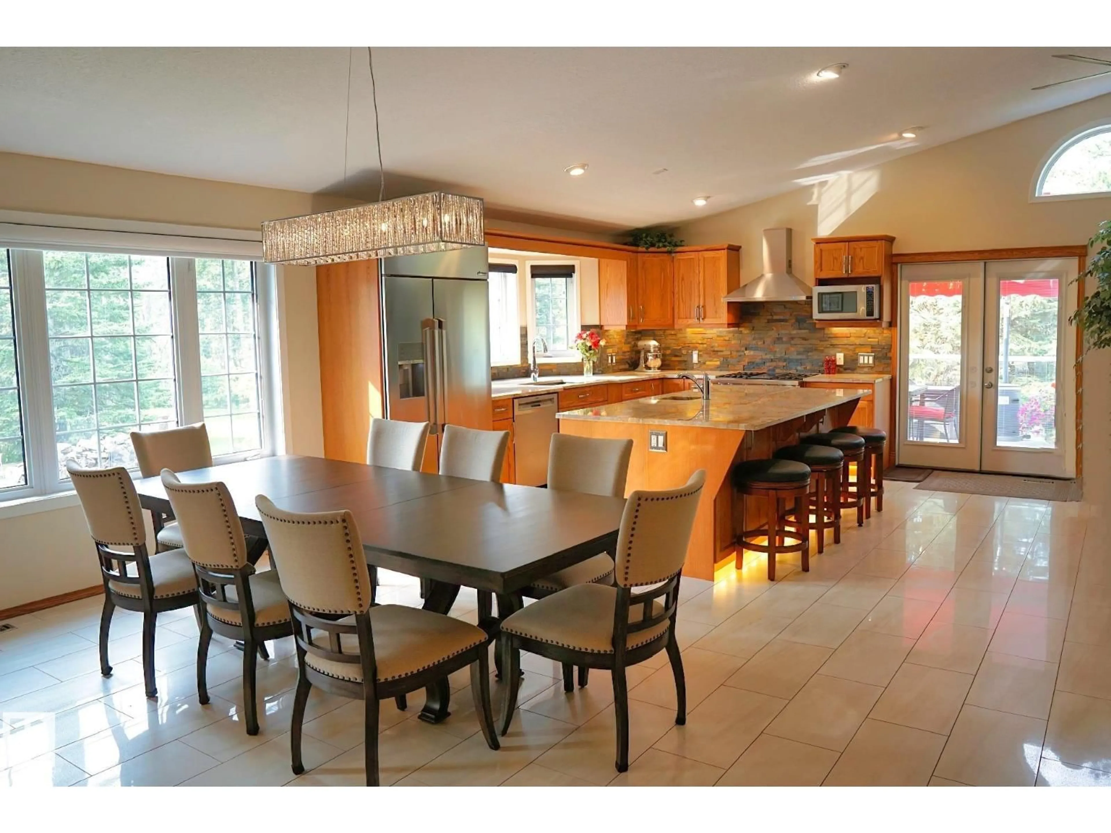 Open concept kitchen, ceramic/tile floor for 150 RAILWAY ST, Edmonton Alberta T6T1J1