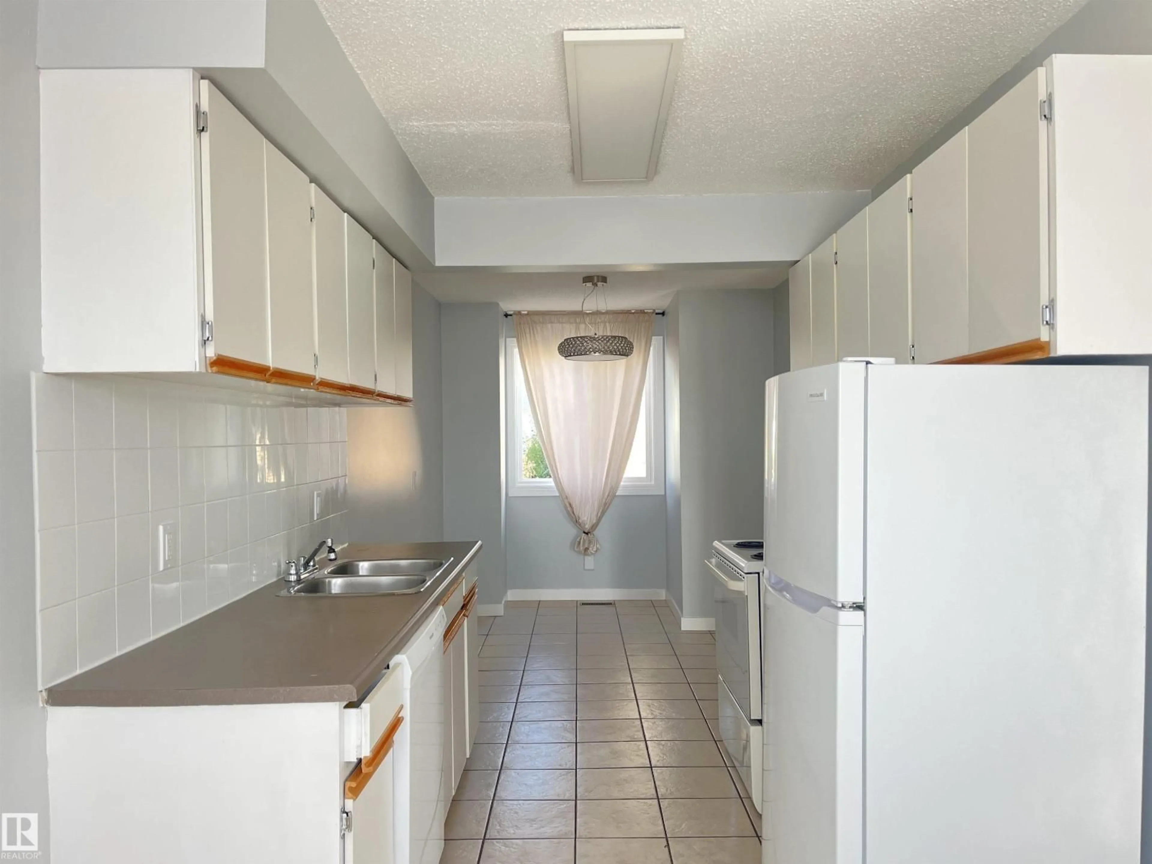 Standard kitchen, unknown for 104 CORNELL CO, Edmonton Alberta T5C3C3