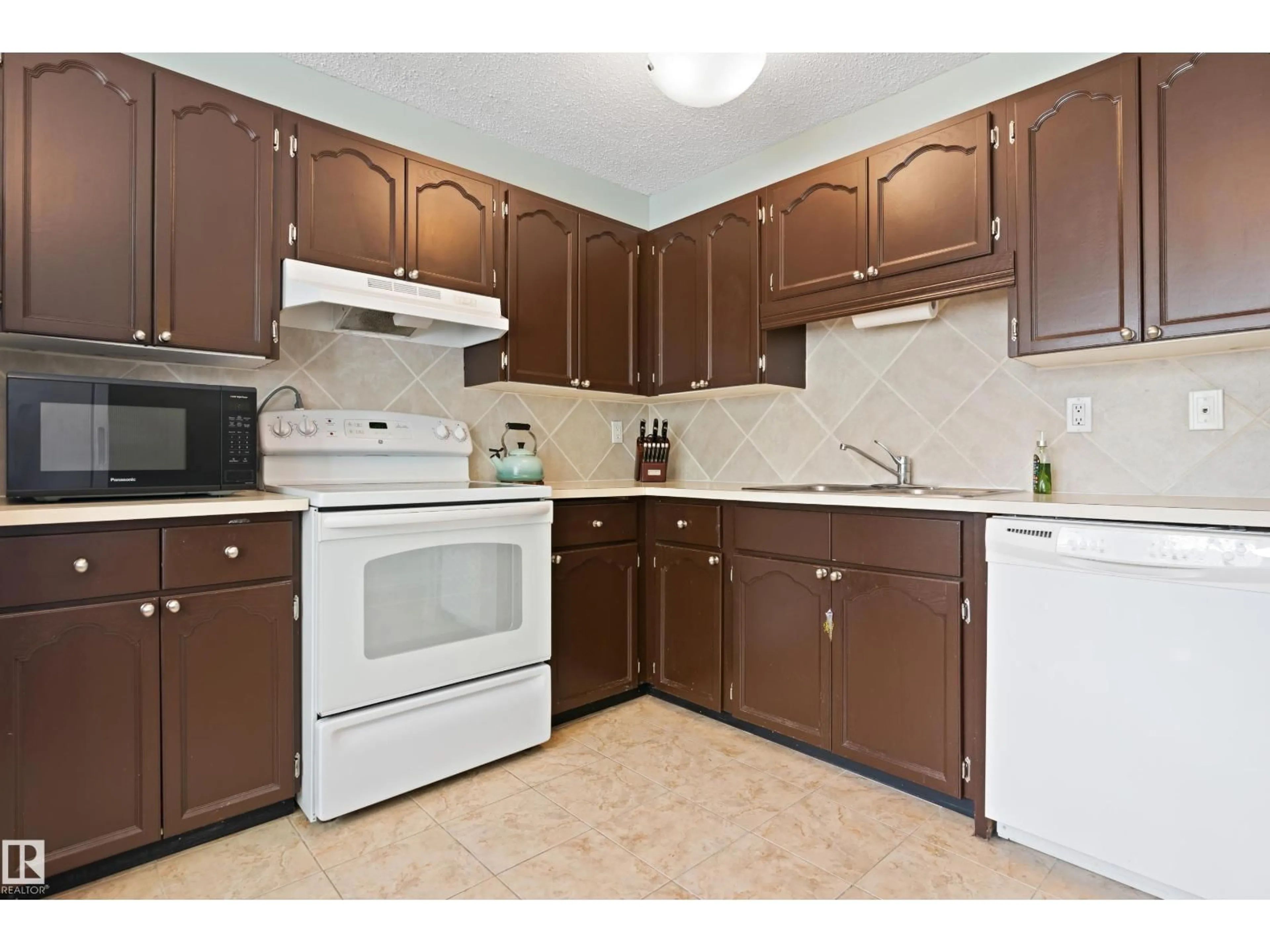 Standard kitchen, unknown for 6163 38 AV, Edmonton Alberta T6L3Z5