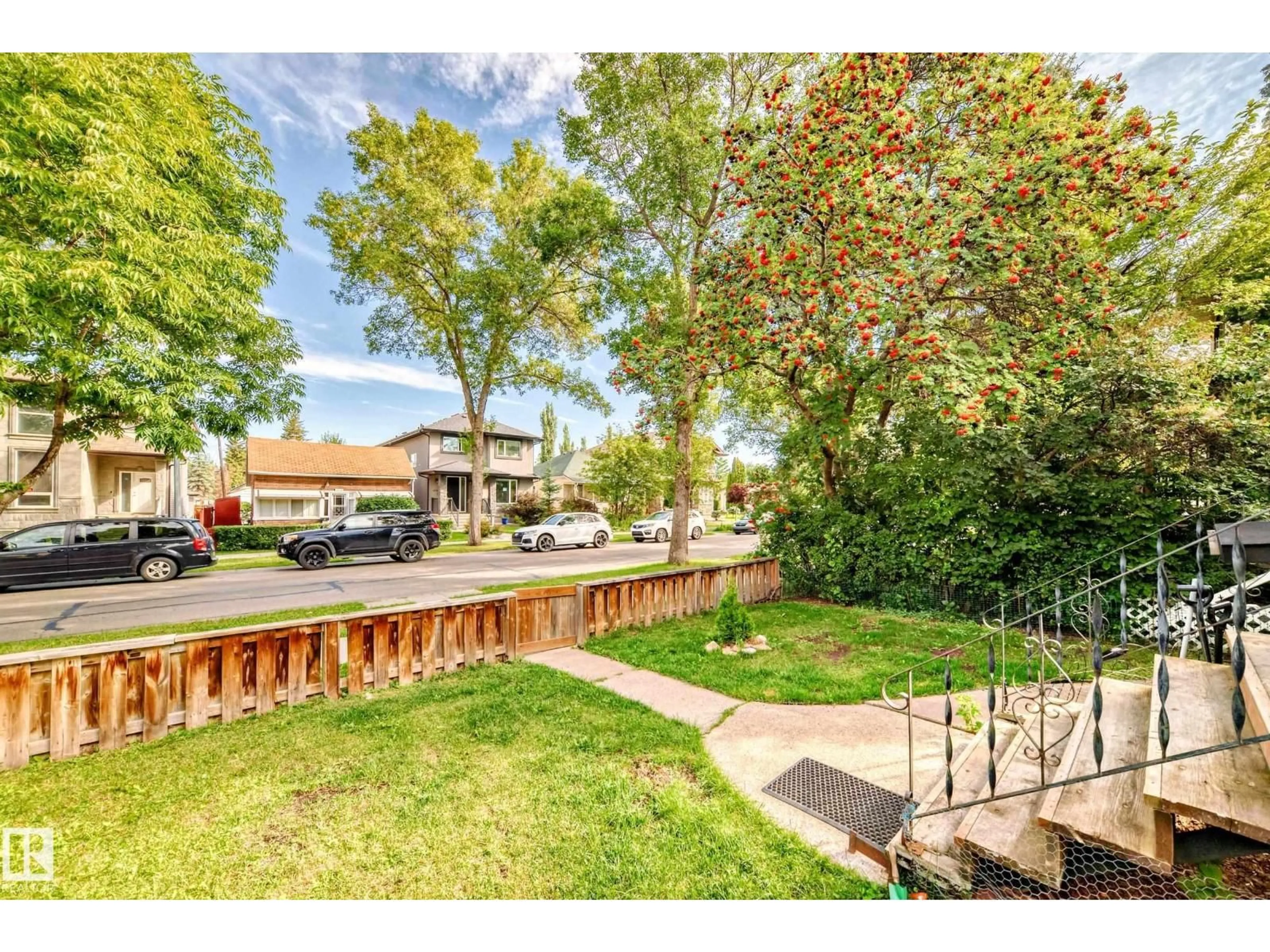 Patio, street for 10711 72 AV, Edmonton Alberta T6E1A2