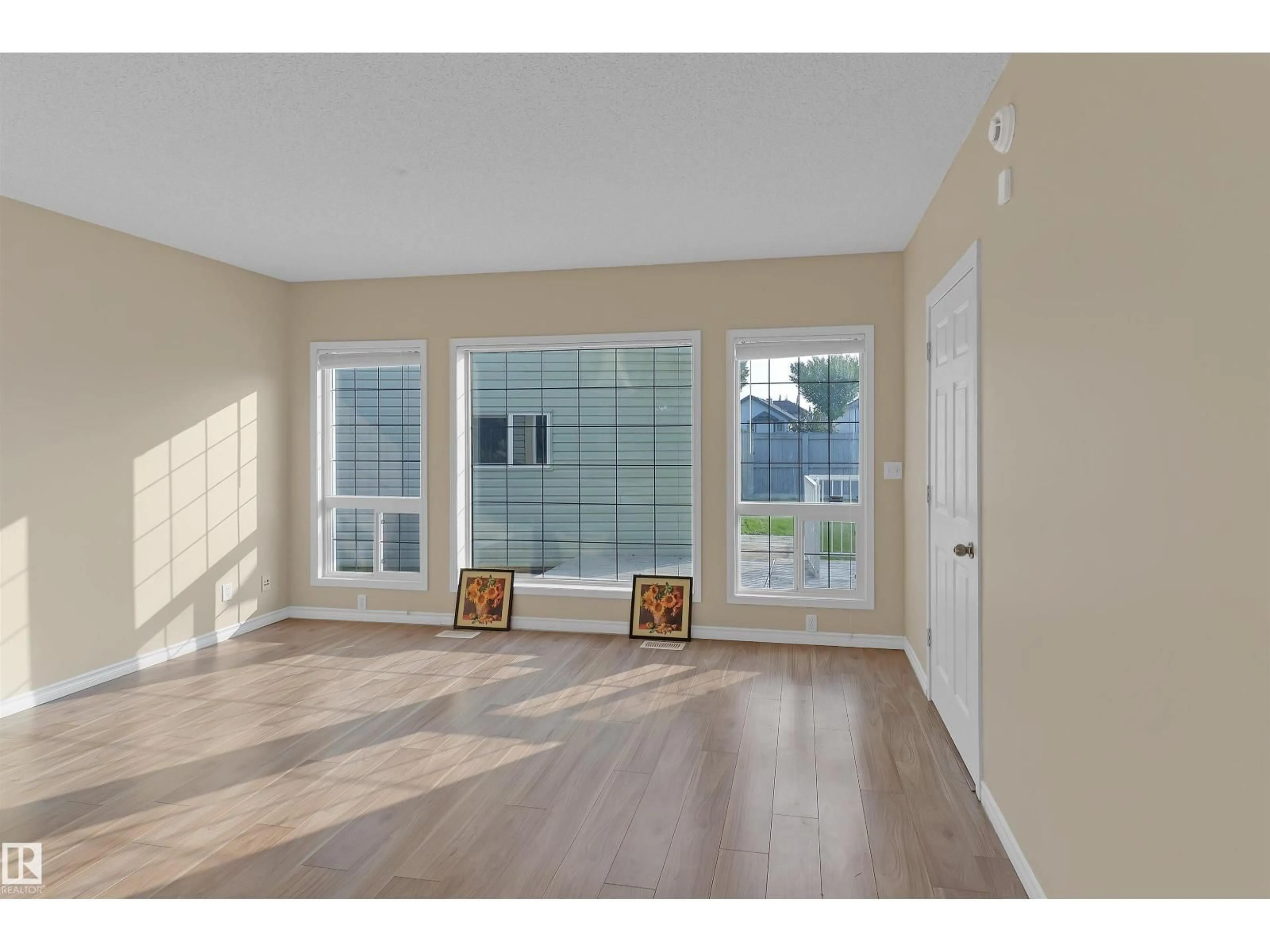 Indoor entryway for 460 GIBB WD, Edmonton Alberta T5T6W7