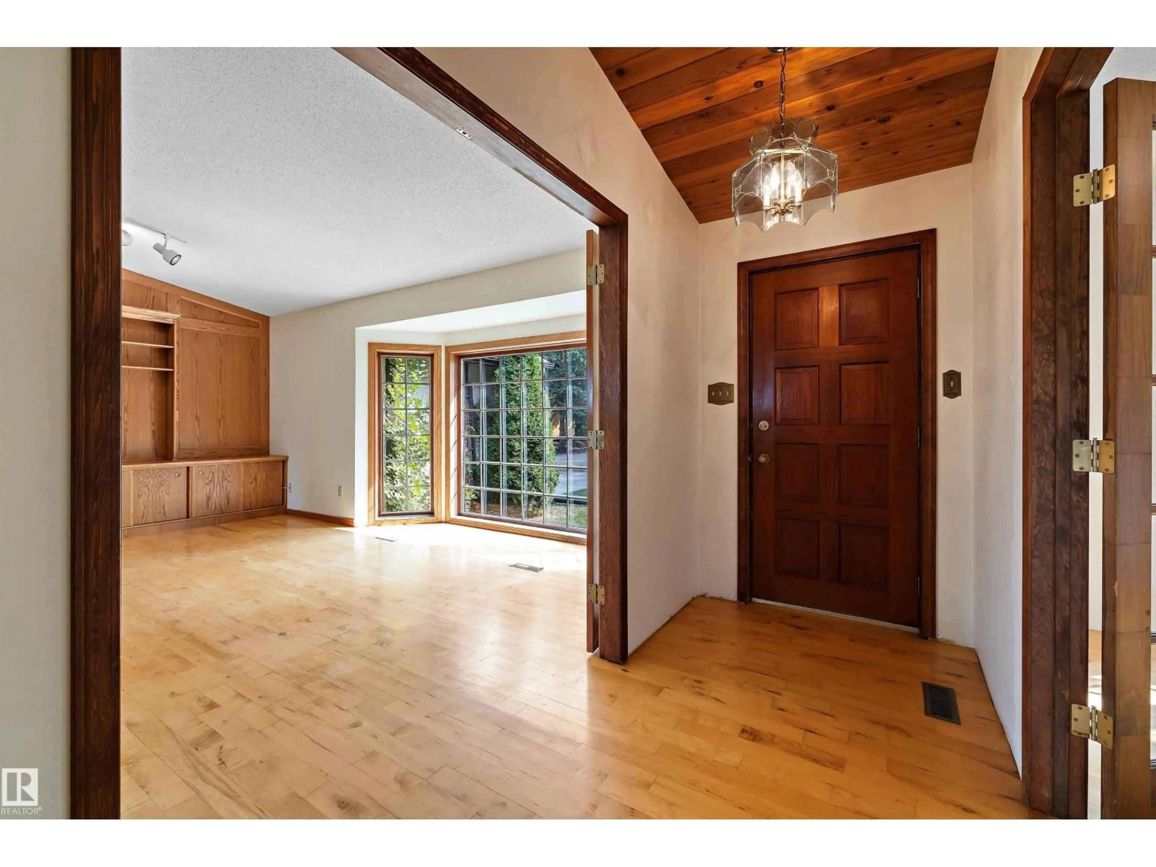 Indoor entryway for 35 24119 TWP ROAD 554, Rural Sturgeon County Alberta T8T1X7