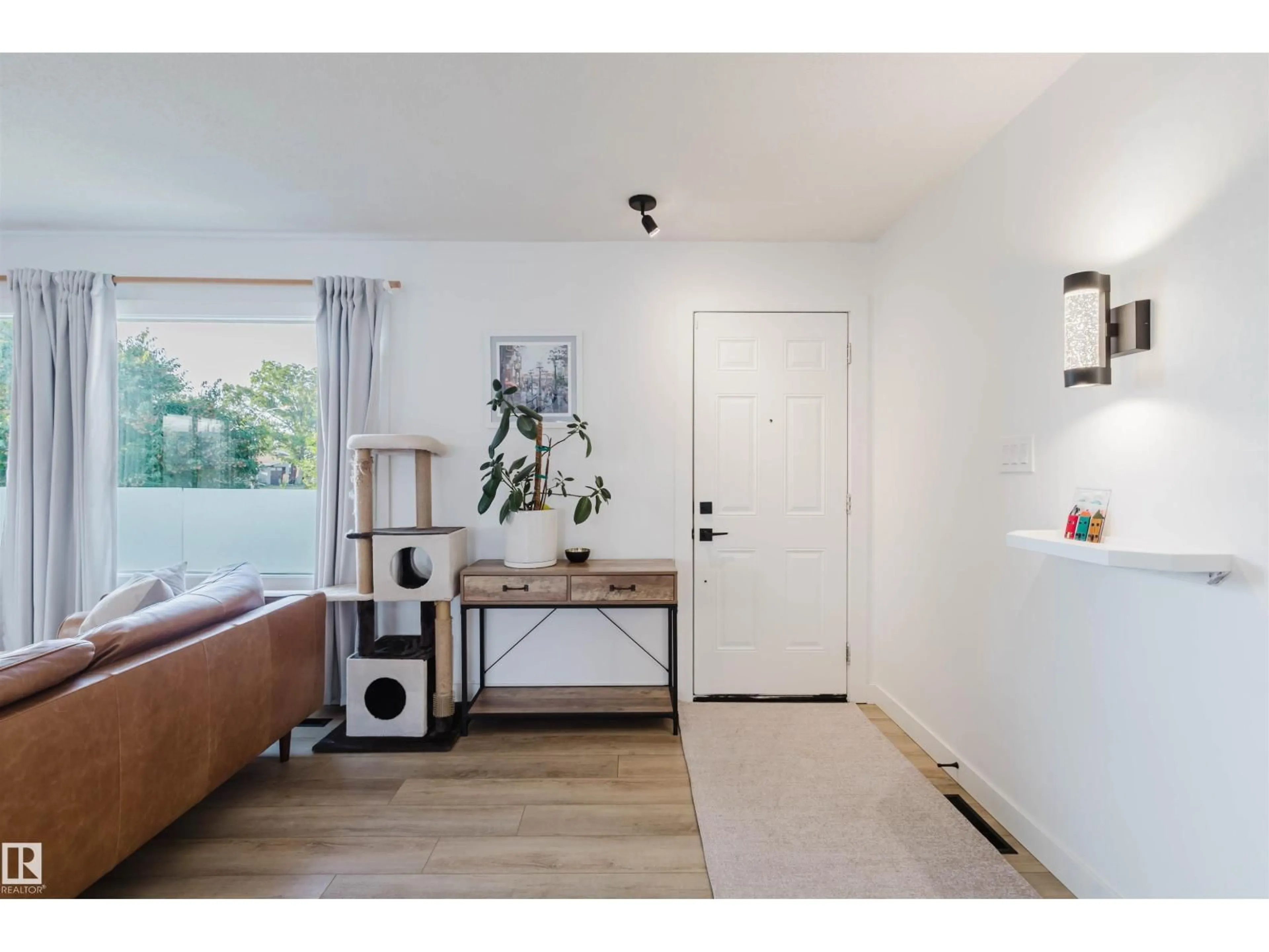 Indoor entryway for 11215 41 AV, Edmonton Alberta T6J0T6