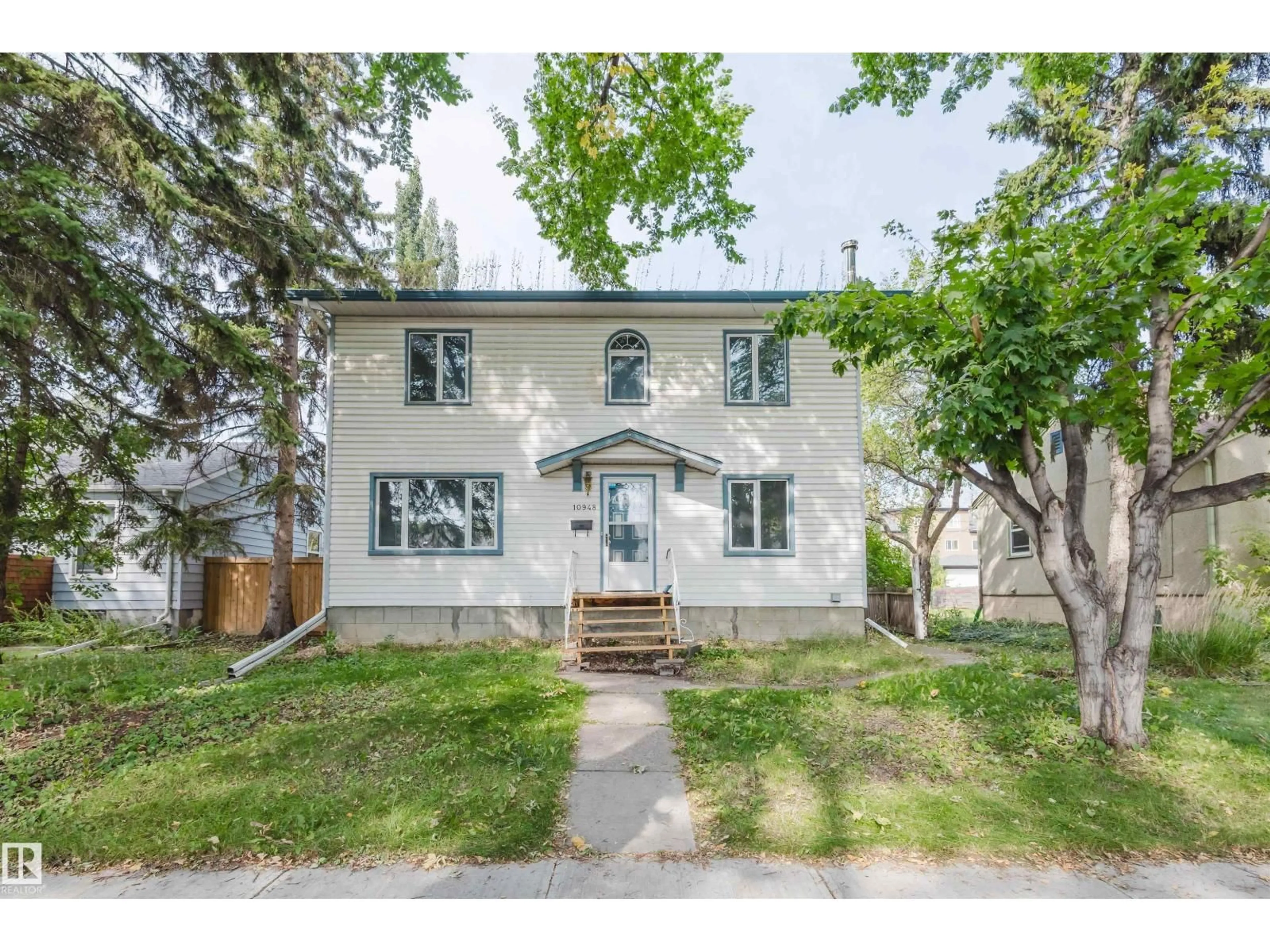 A pic from outside/outdoor area/front of a property/back of a property/a pic from drone, street for 10948 75 AV, Edmonton Alberta T6G0G9