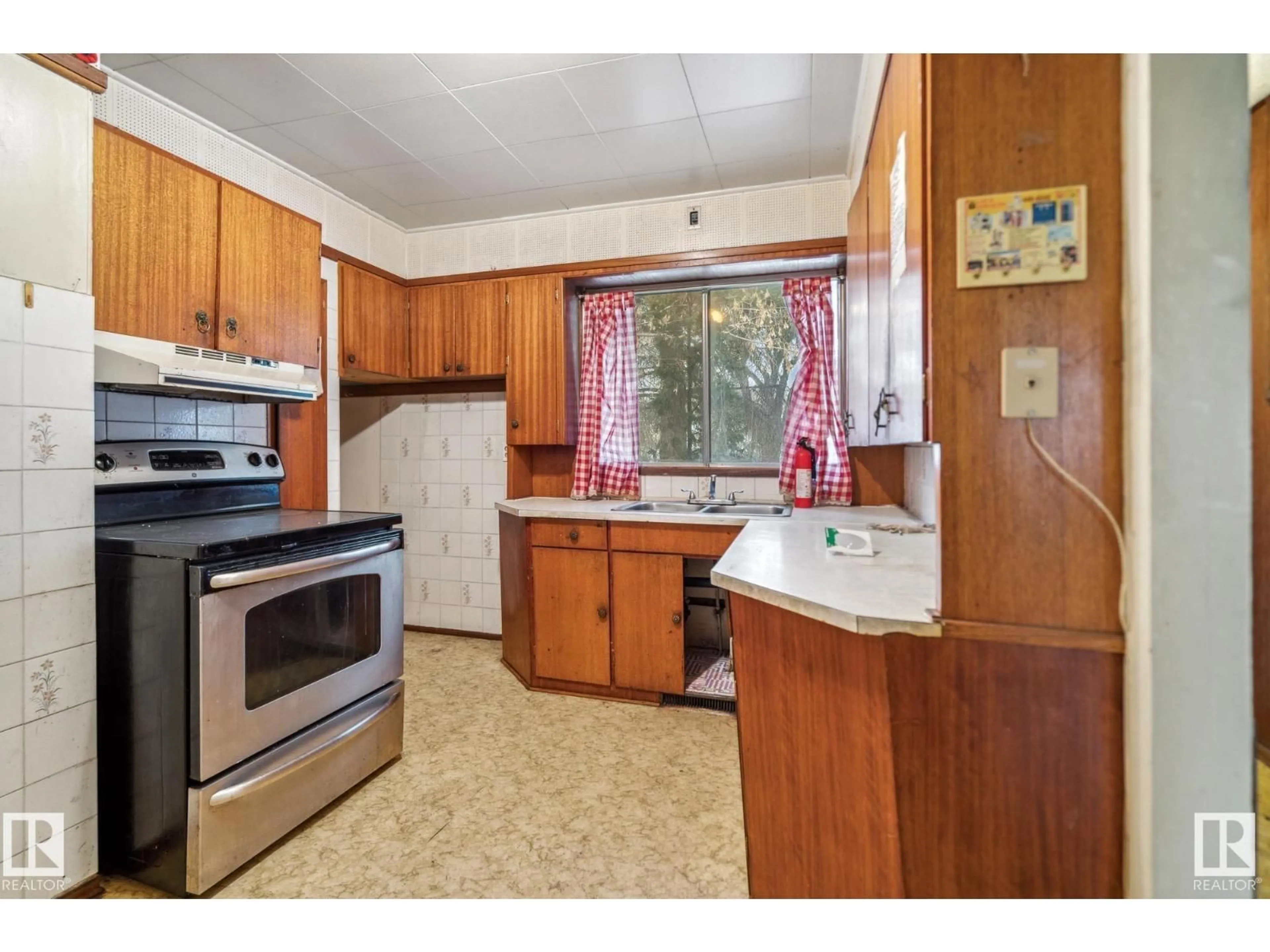 Standard kitchen, unknown for NW - 12125 40 ST, Edmonton Alberta T5W2L4