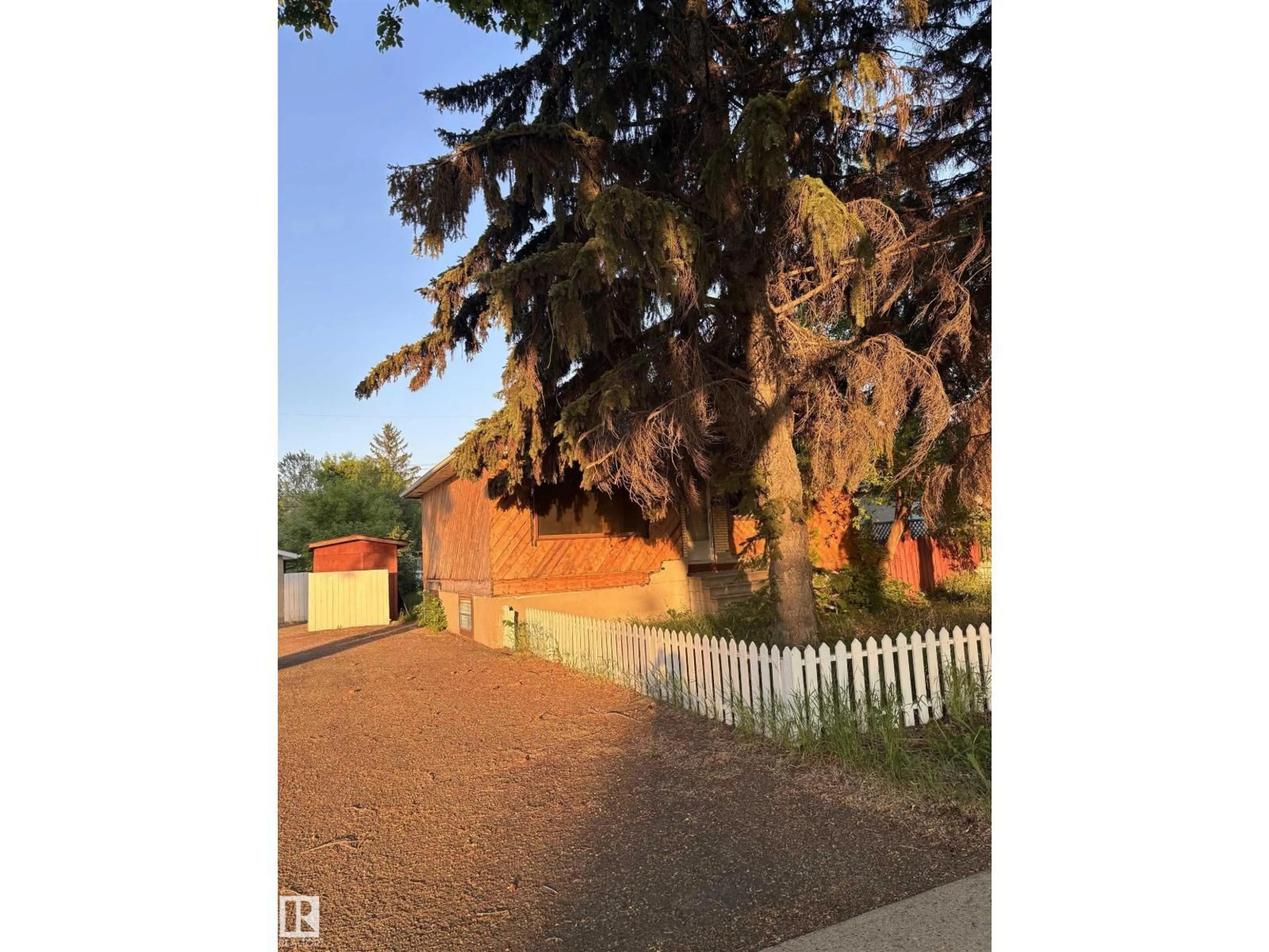 A pic from outside/outdoor area/front of a property/back of a property/a pic from drone, street for NW - 12125 40 ST, Edmonton Alberta T5W2L4