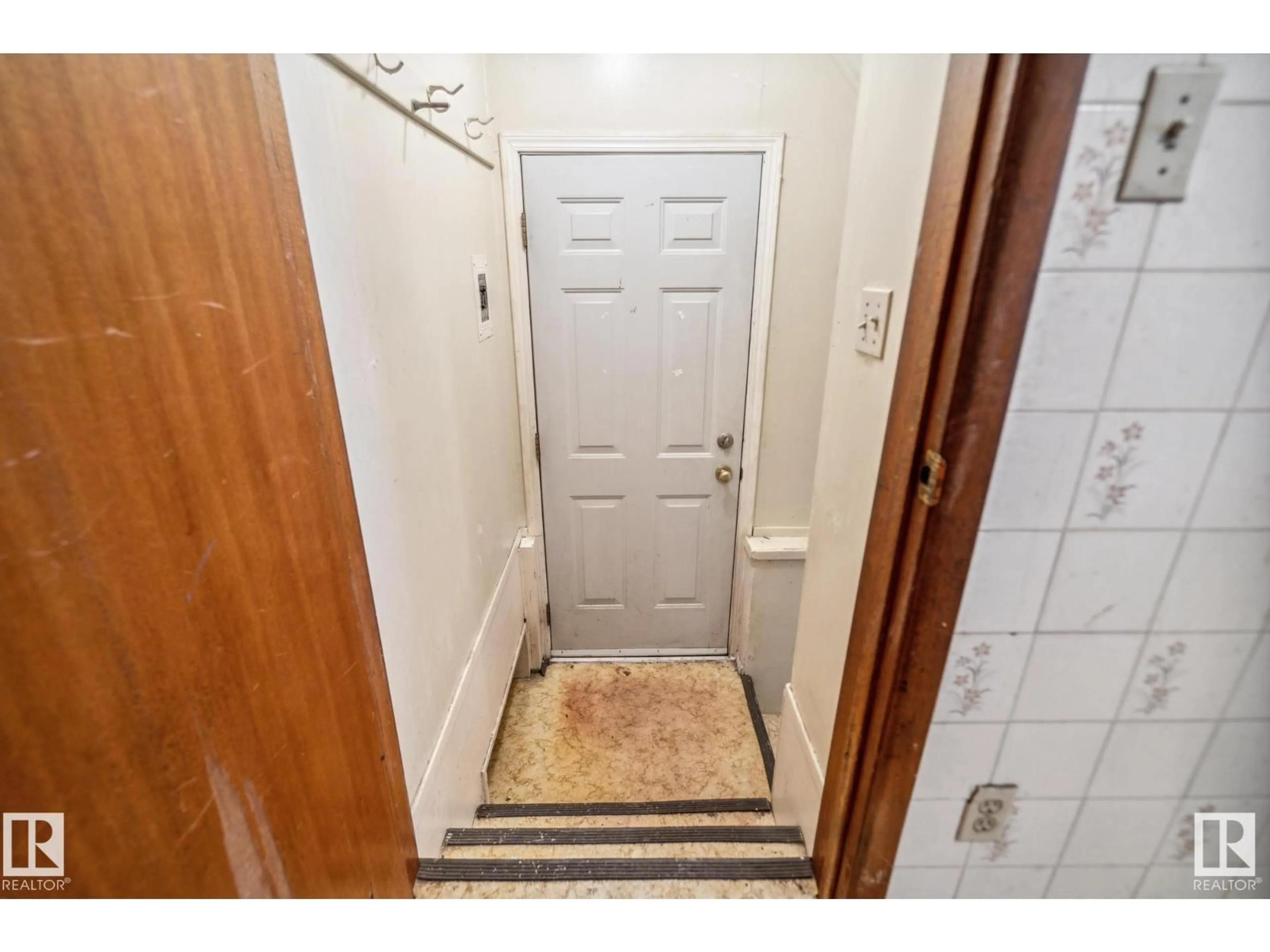 Indoor entryway for NW - 12125 40 ST, Edmonton Alberta T5W2L4