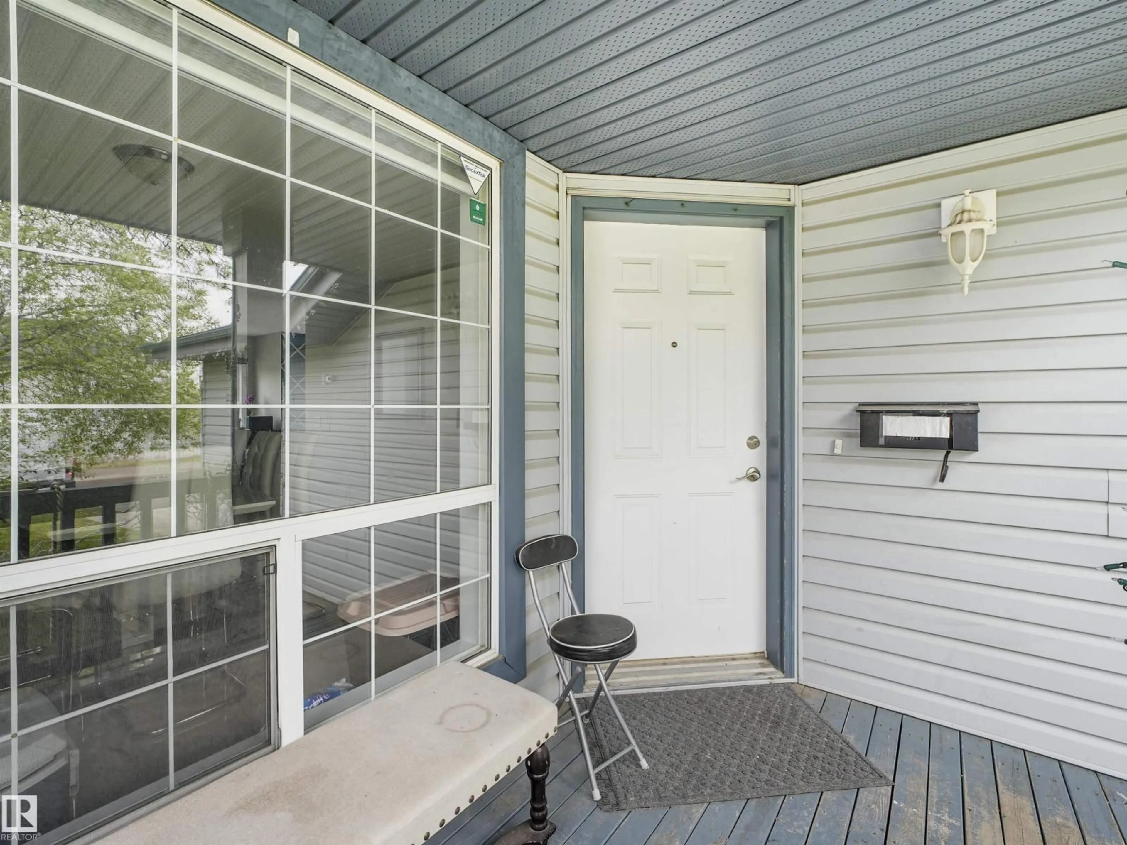Indoor entryway for 3707 28 ST, Edmonton Alberta T6T1N3