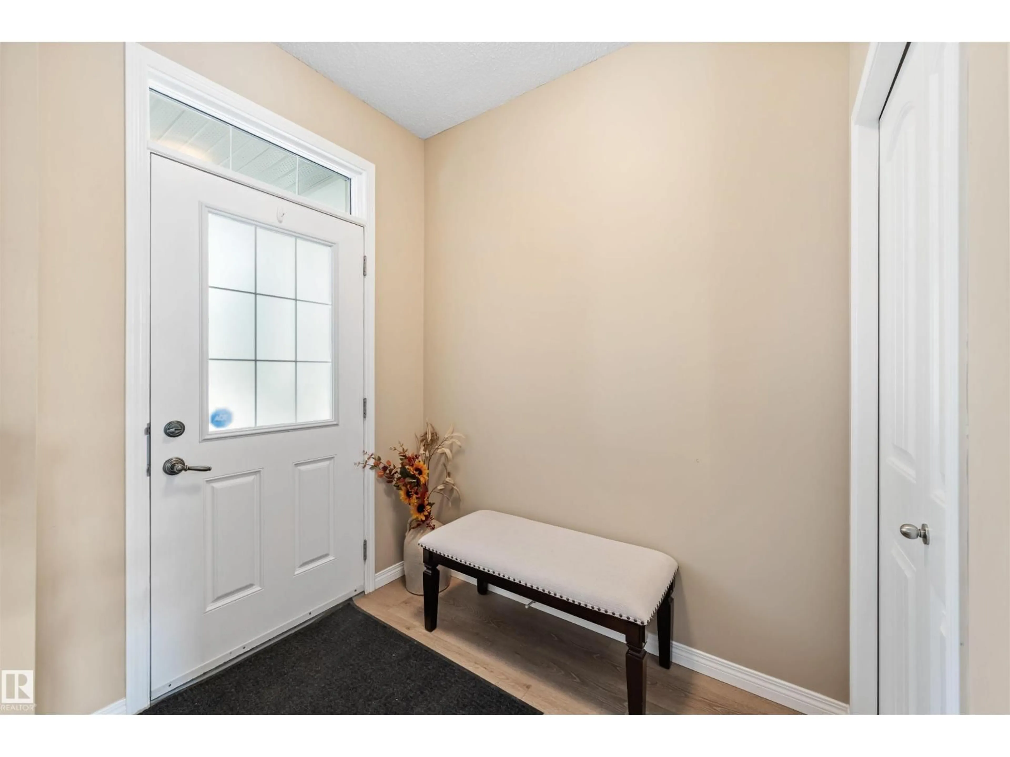 Indoor entryway for 1319 74 ST, Edmonton Alberta T6X0H1