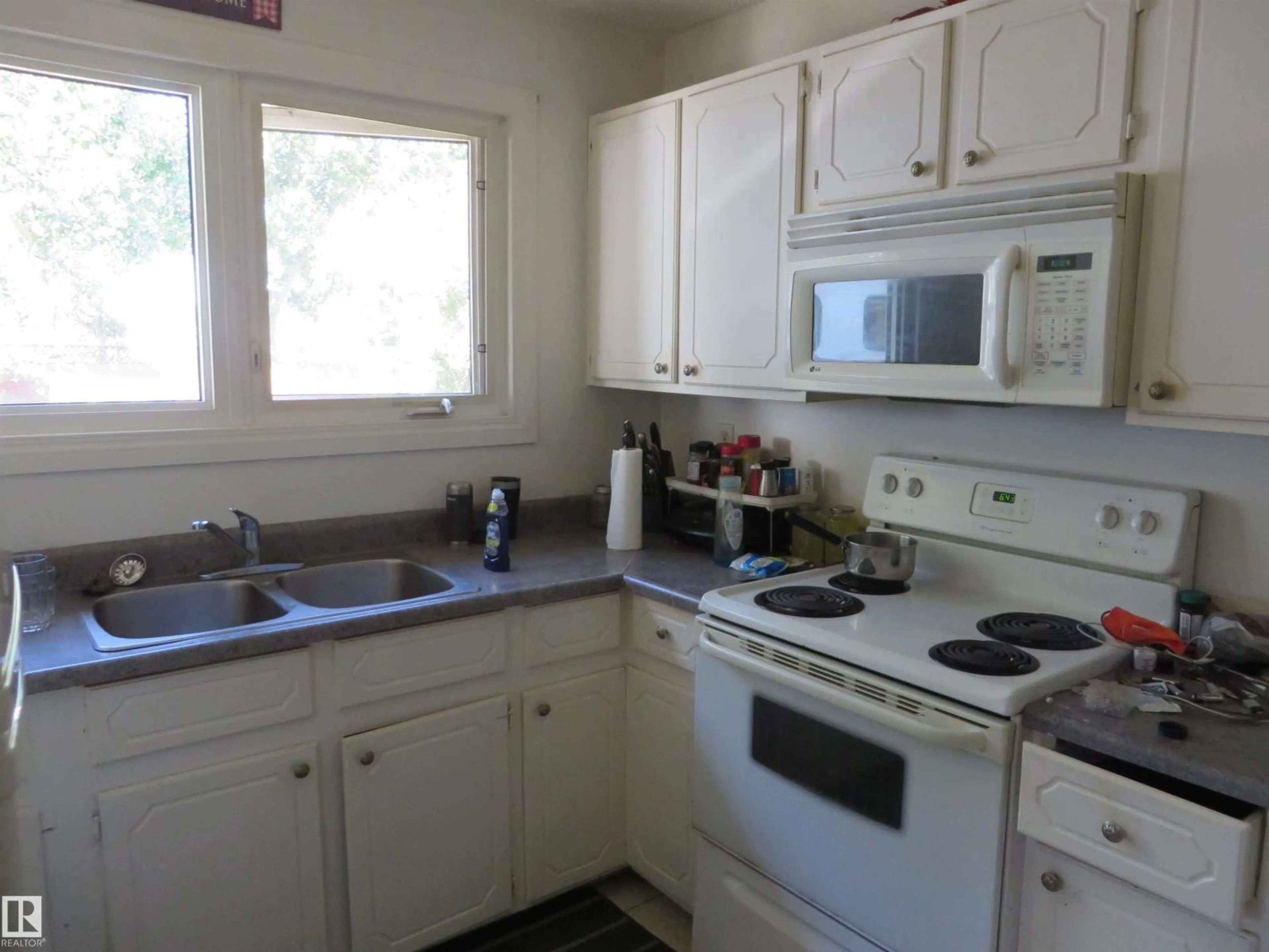 Standard kitchen, unknown for 4010 37 AV, Leduc Alberta T9E6E1