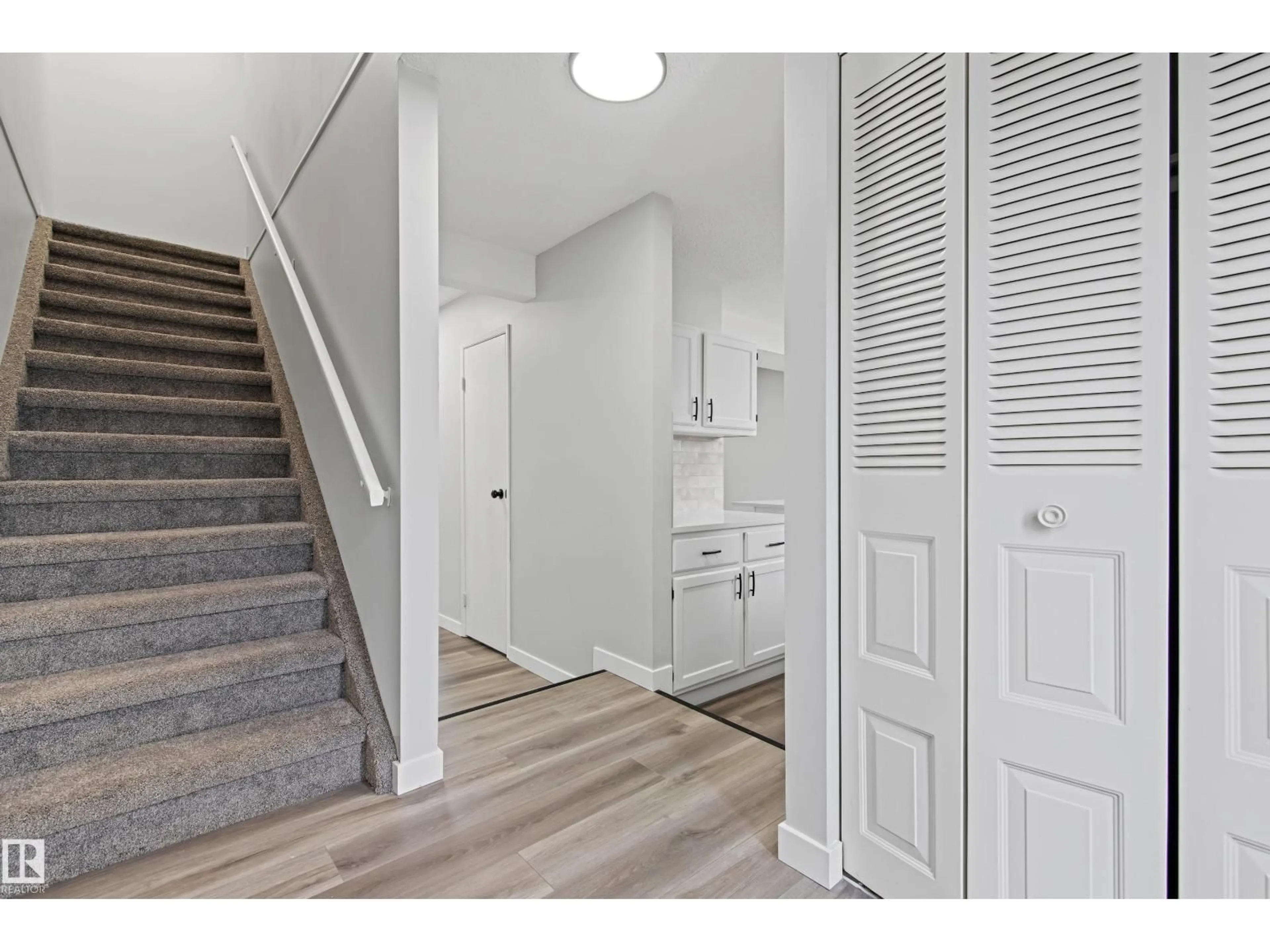 Indoor entryway for #12 - 3115 119 ST, Edmonton Alberta T6J5N5
