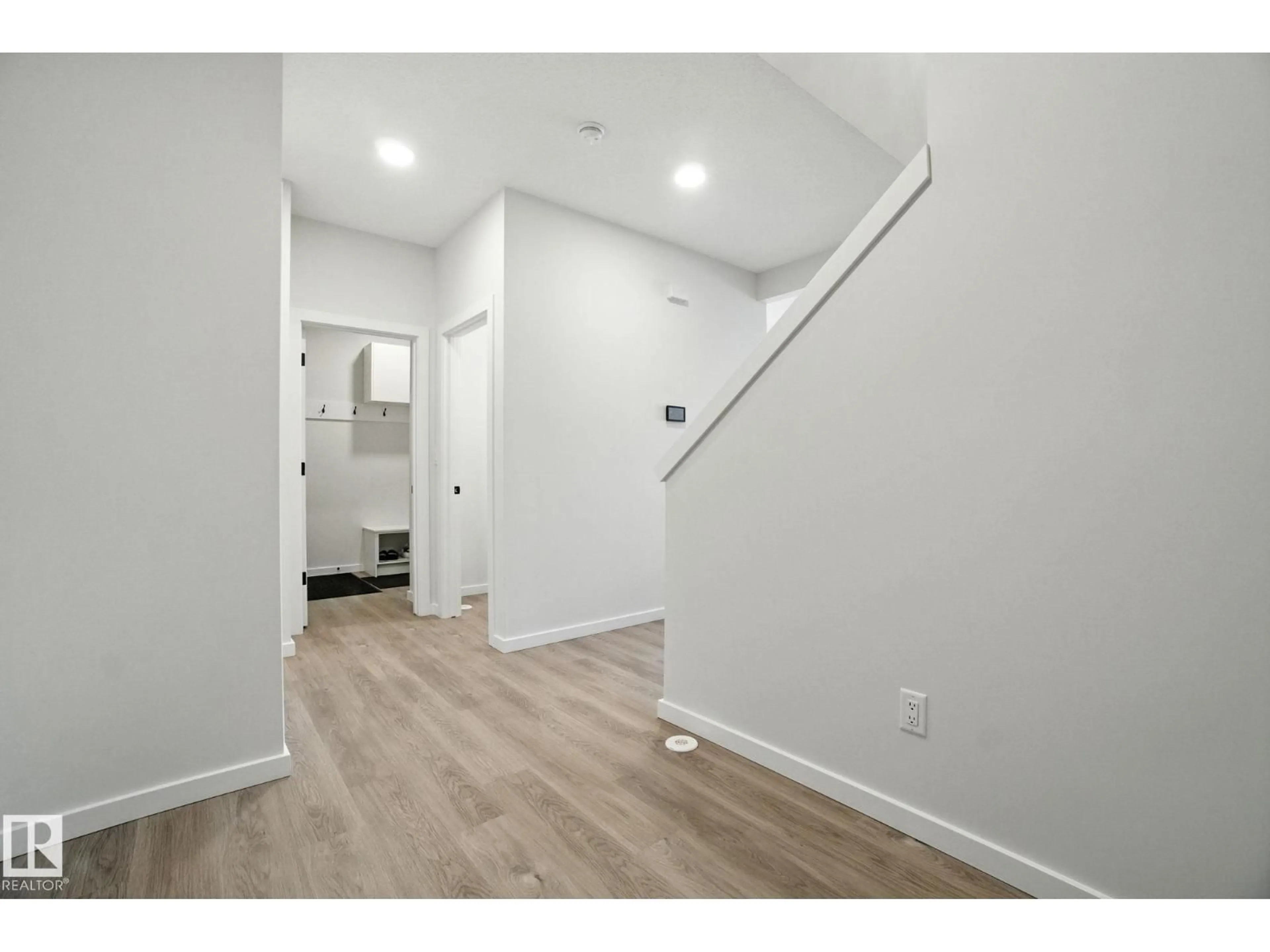 Indoor entryway for 5234 23 AV SW, Edmonton Alberta T6L6Y7