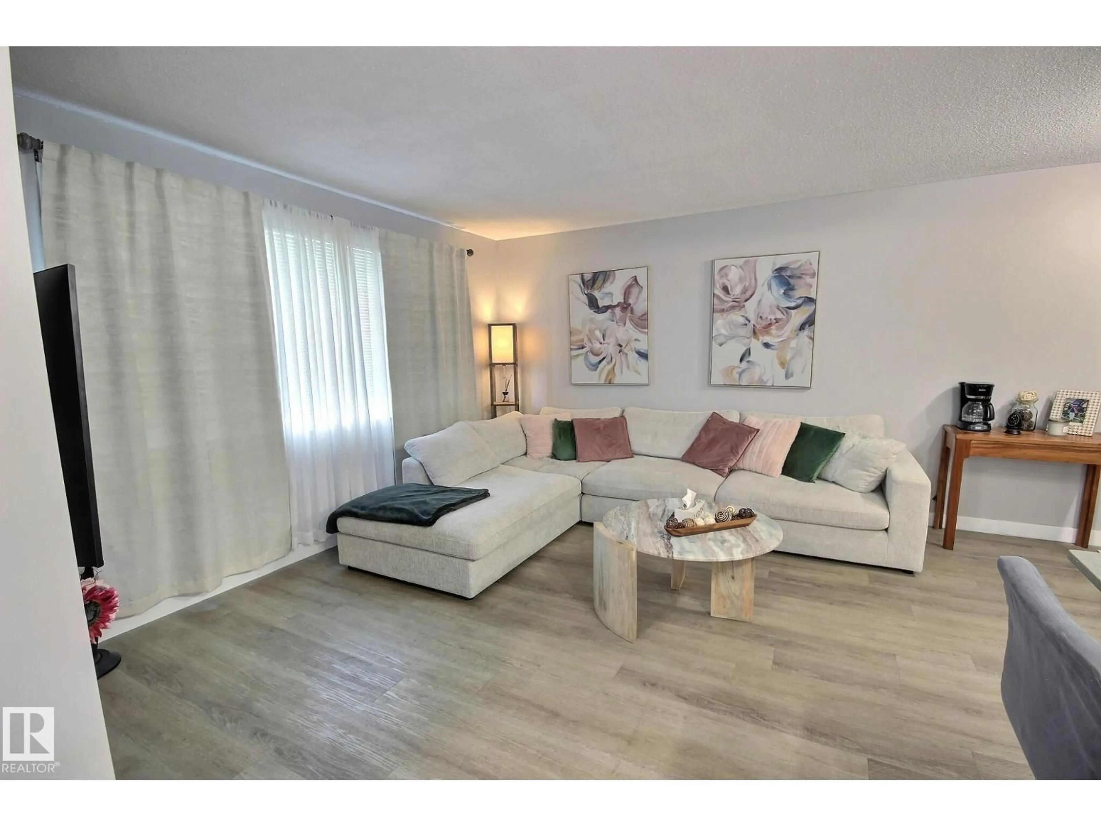 Living room with furniture, wood/laminate floor for 162 GEORGIAN WY, Sherwood Park Alberta T8A2W6