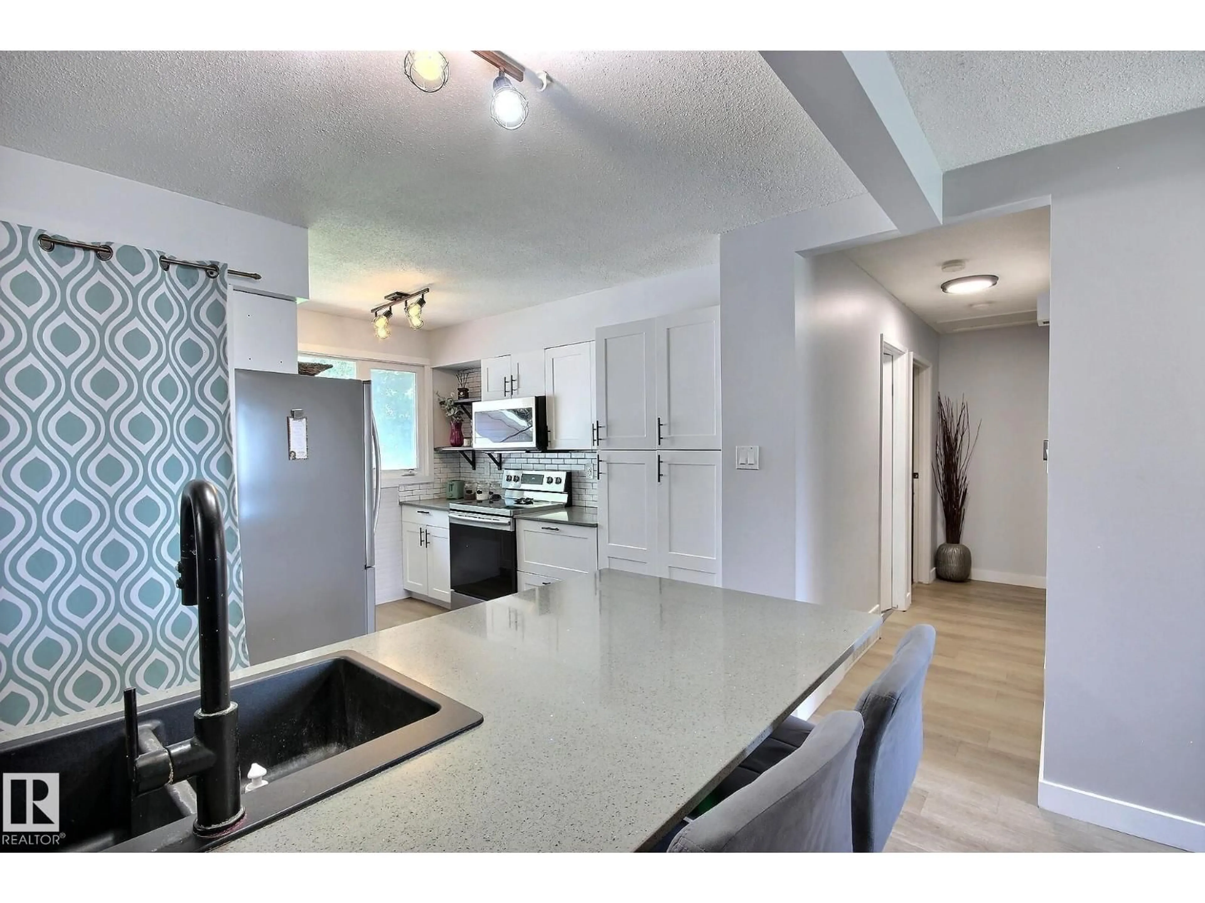 Open concept kitchen, ceramic/tile floor for 162 GEORGIAN WY, Sherwood Park Alberta T8A2W6