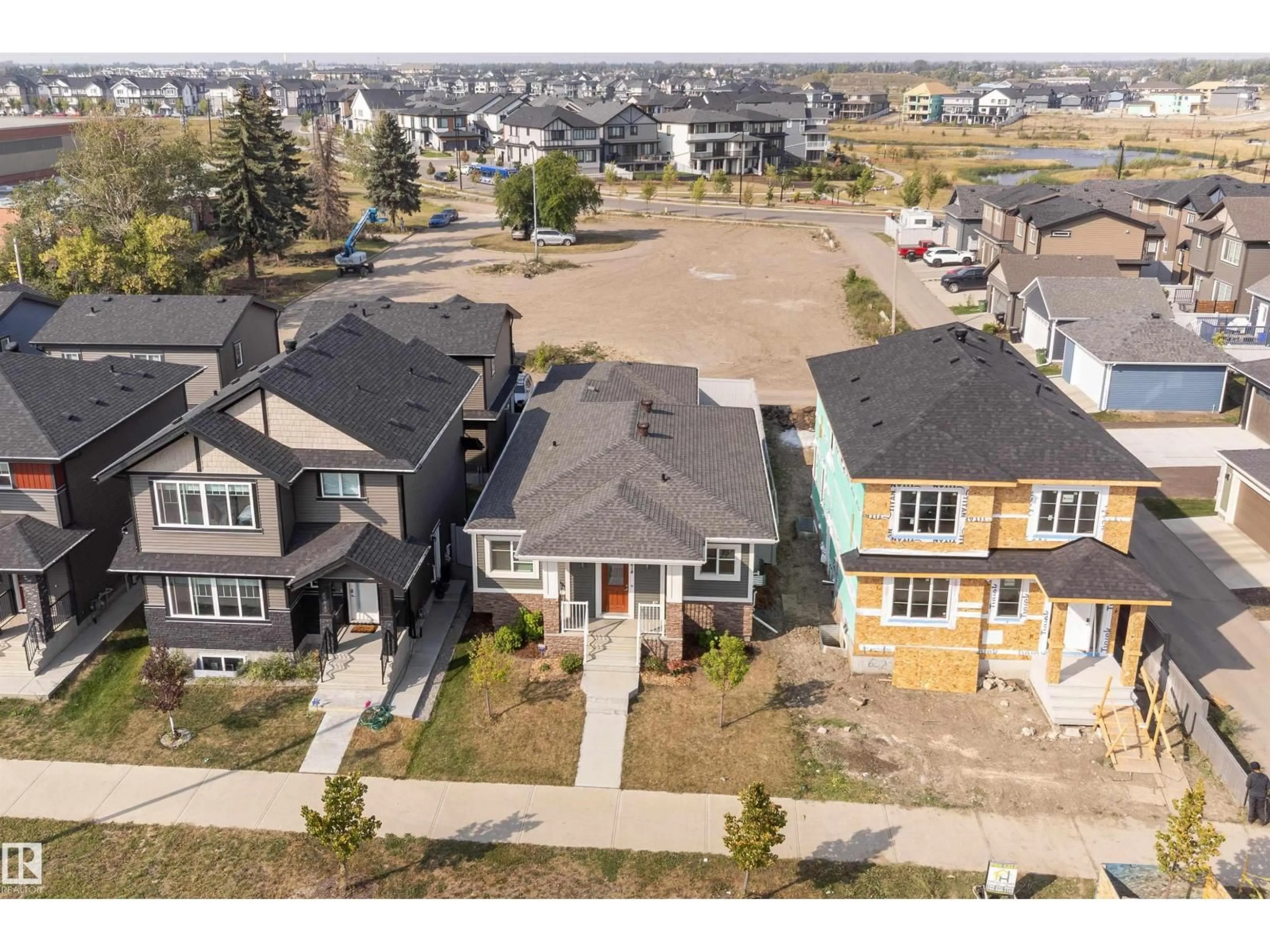 A pic from outside/outdoor area/front of a property/back of a property/a pic from drone, street for 6214 HAMPTON GRAY AV, Edmonton Alberta T5E6X6