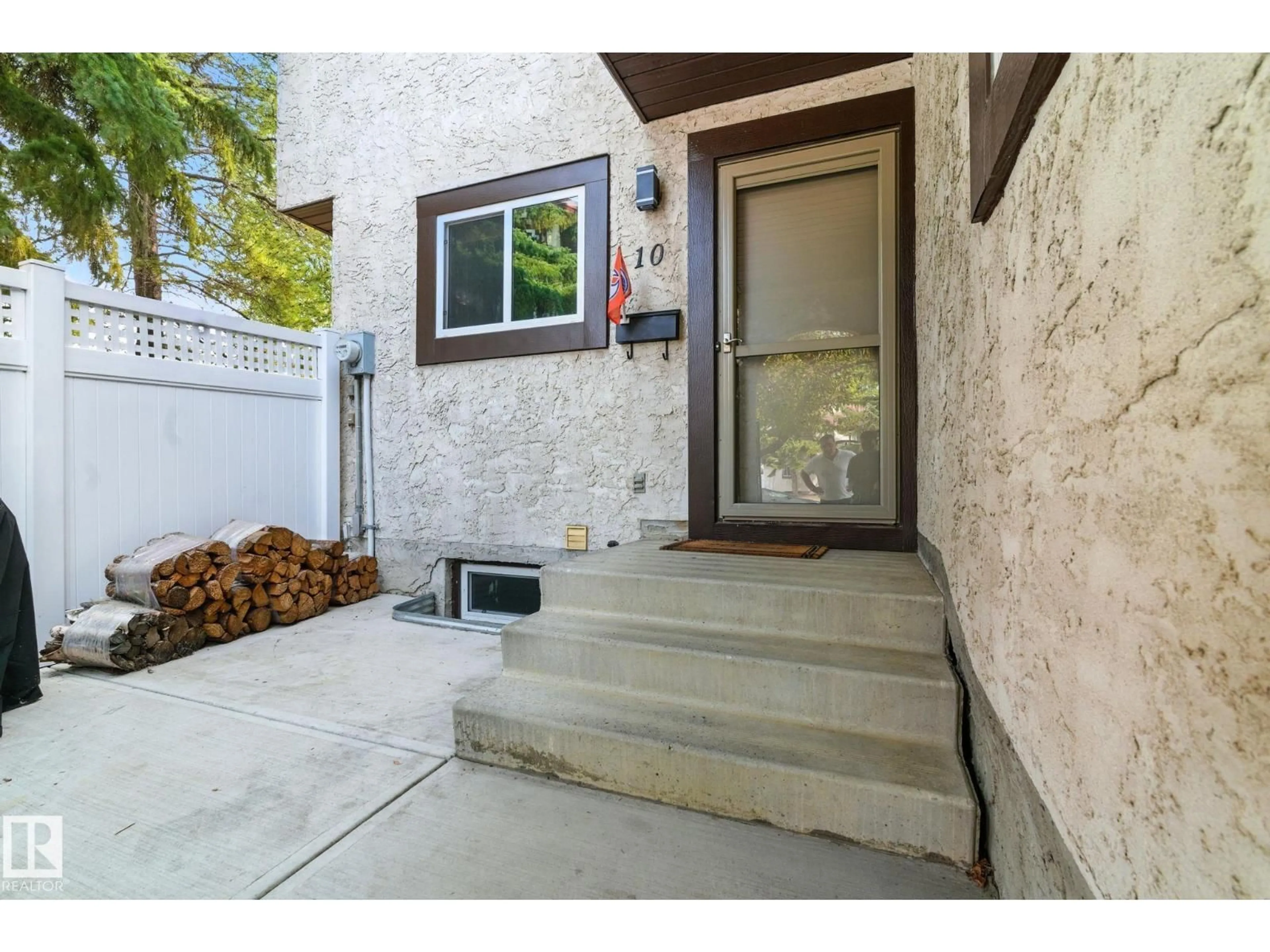 Indoor entryway for #10 - 17409 95 ST, Edmonton Alberta T5Z2B1