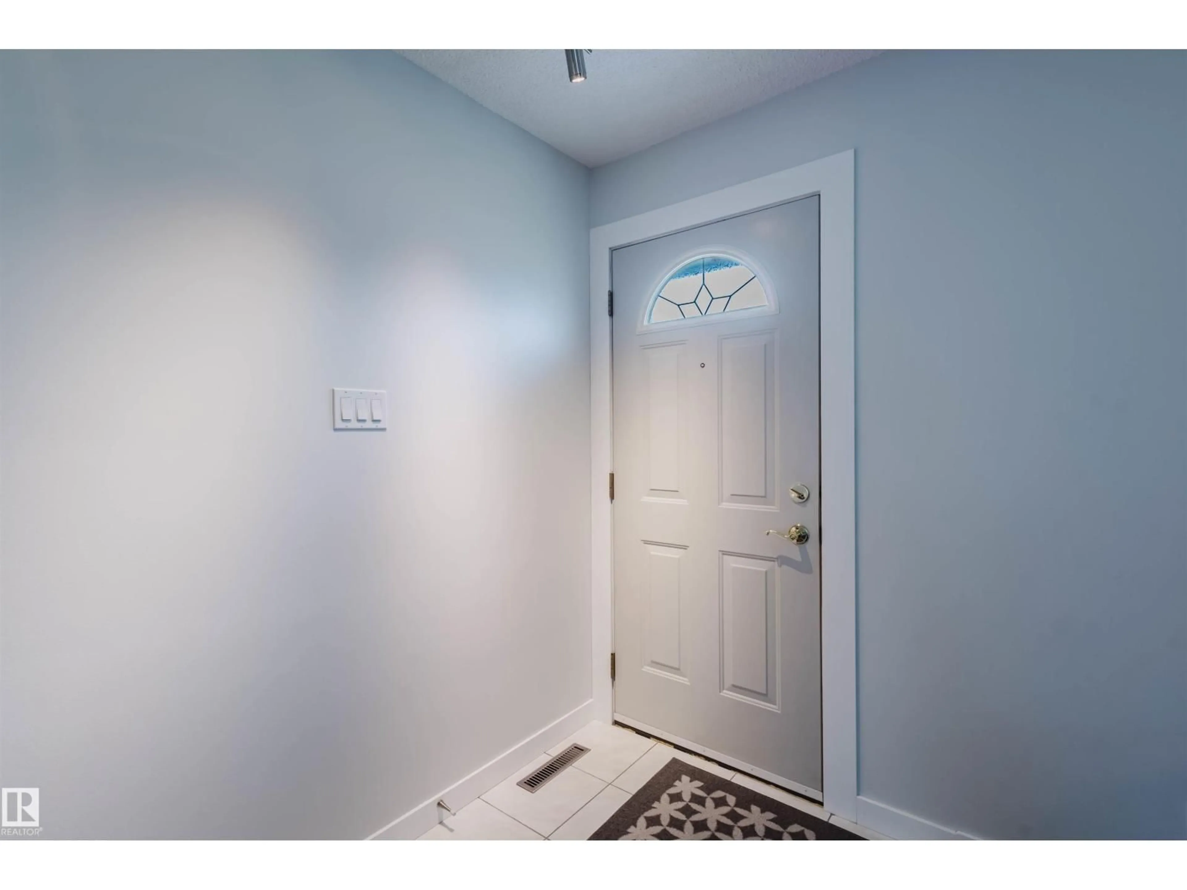 Indoor entryway for 8607 73 ST, Edmonton Alberta T6B1Z9