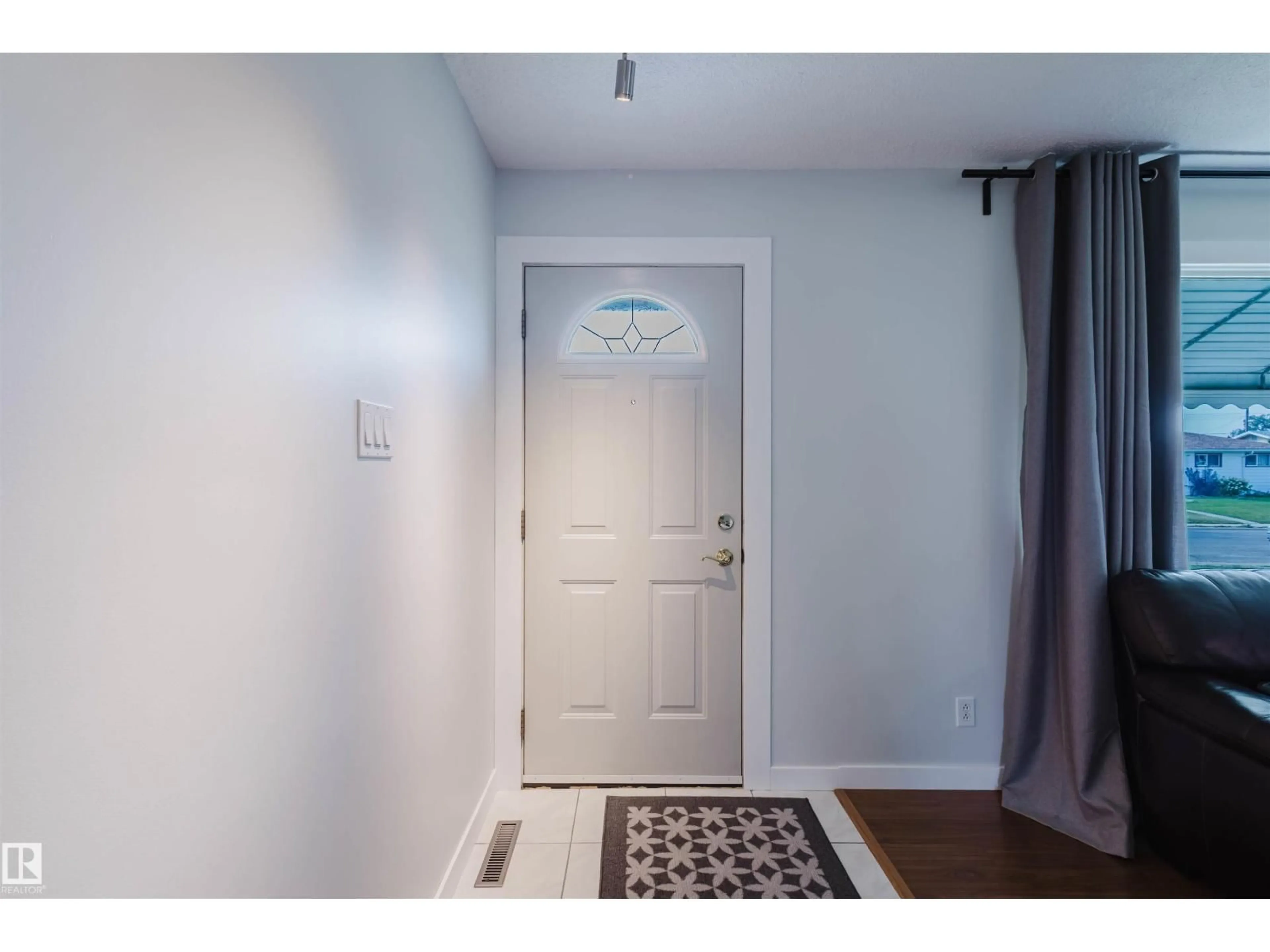 Indoor entryway for 8607 73 ST, Edmonton Alberta T6B1Z9