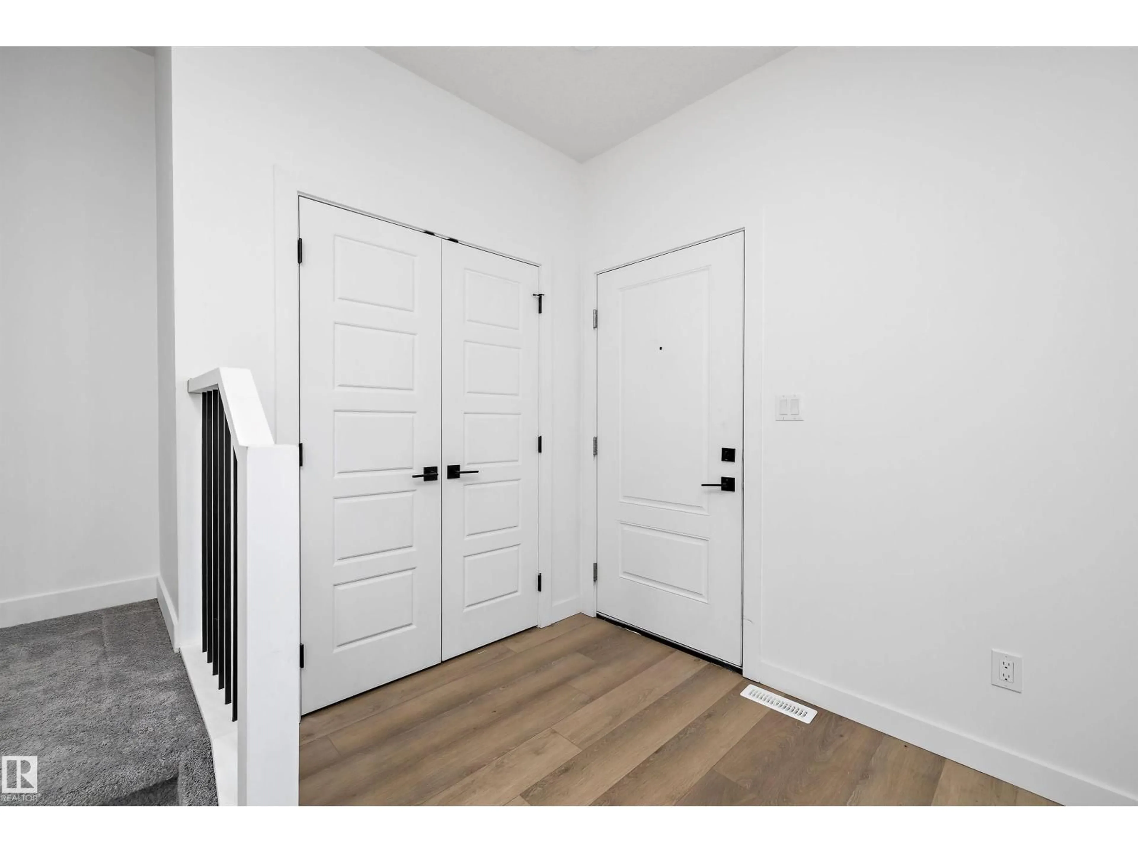 Indoor entryway for NW - 6079 180 AV, Edmonton Alberta T5Y3X1