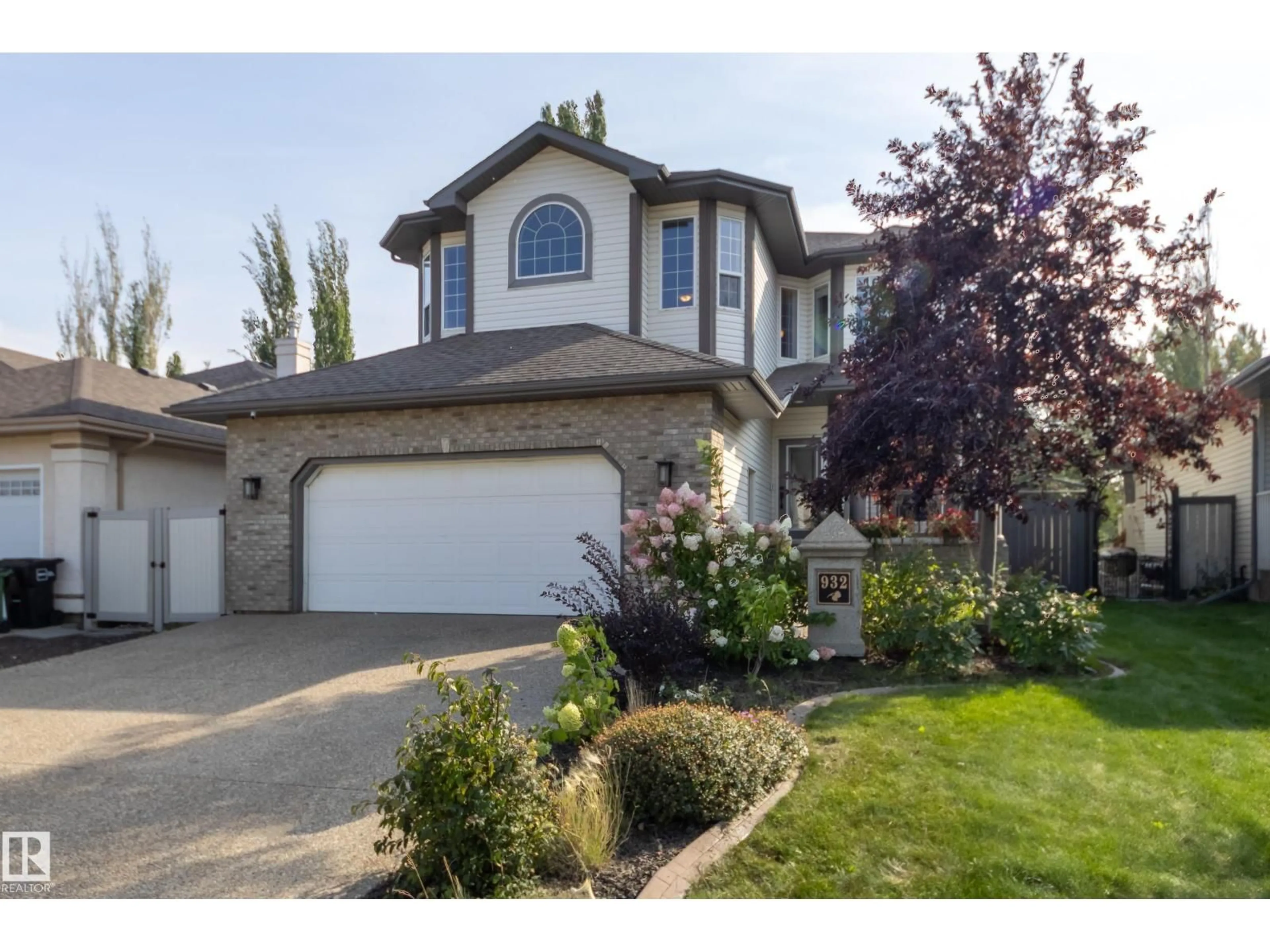 Home with vinyl exterior material, street for 932 PROCTOR WD, Edmonton Alberta T5T6N6