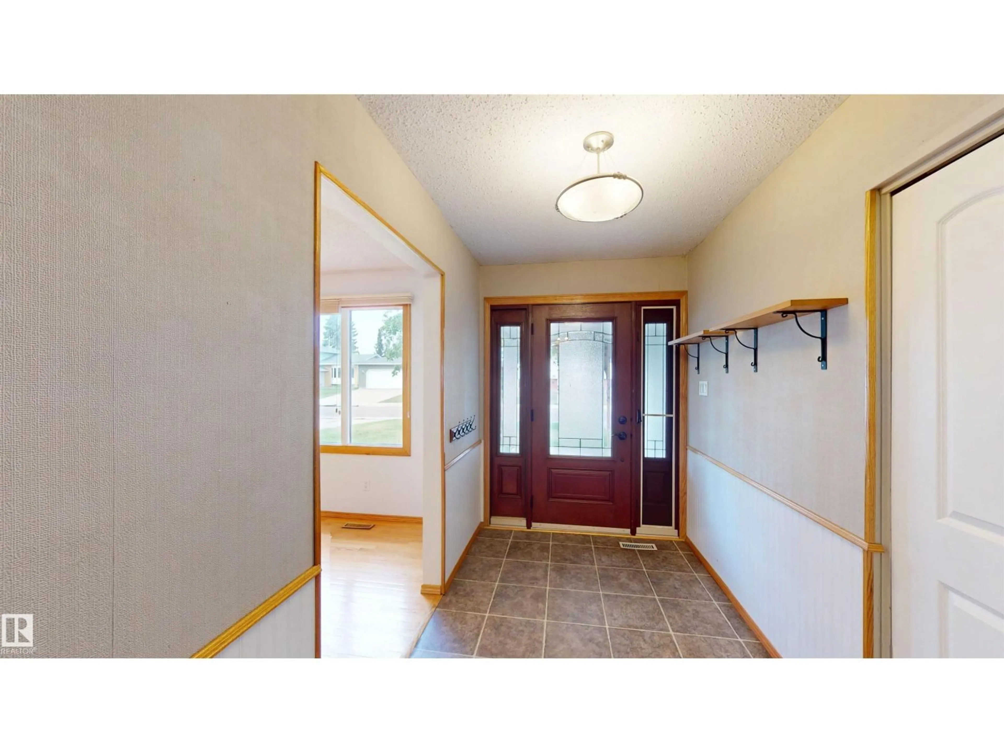 Indoor entryway for 18503 92 AV, Edmonton Alberta T5T1P2