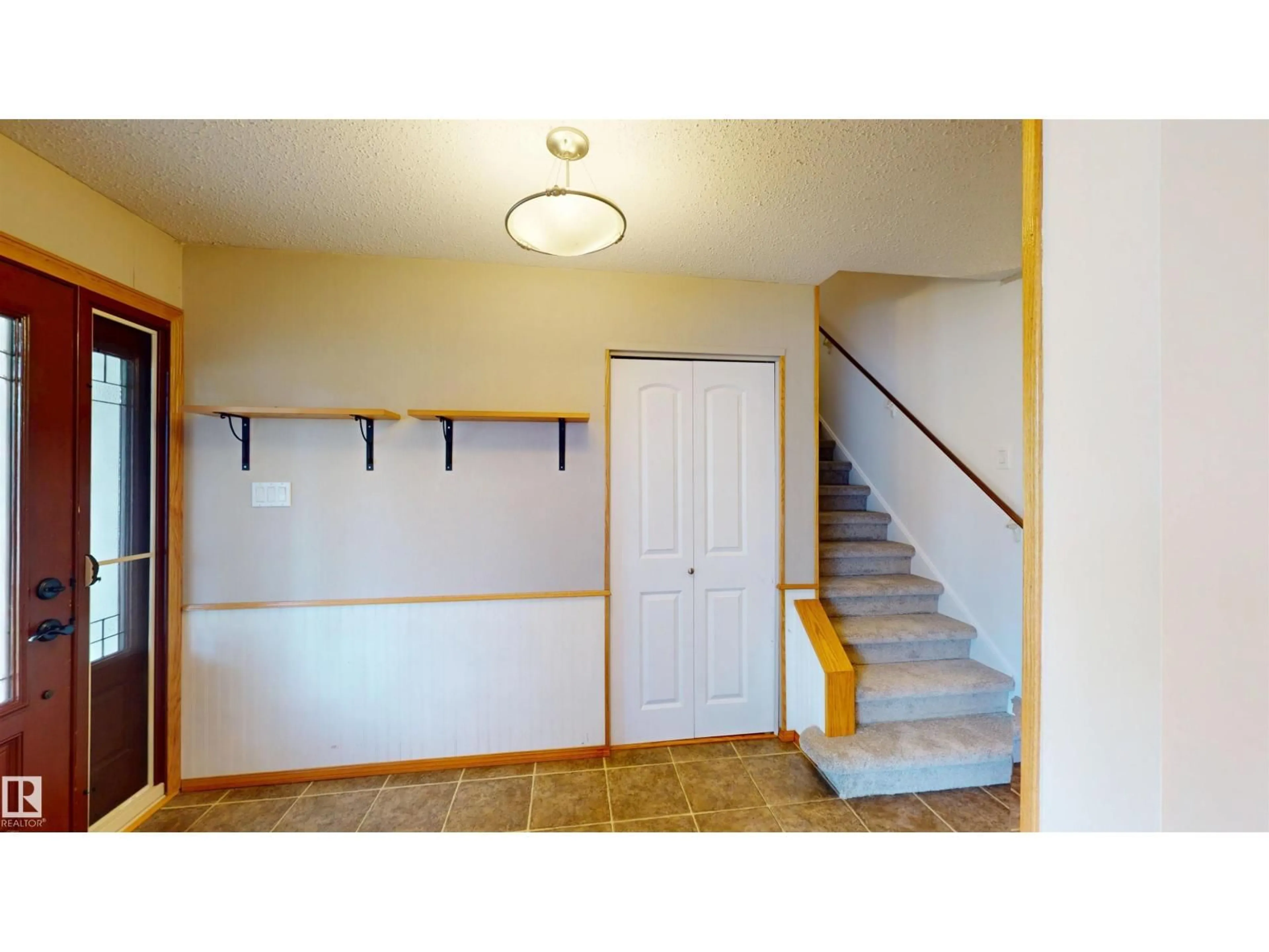 Indoor entryway for 18503 92 AV, Edmonton Alberta T5T1P2