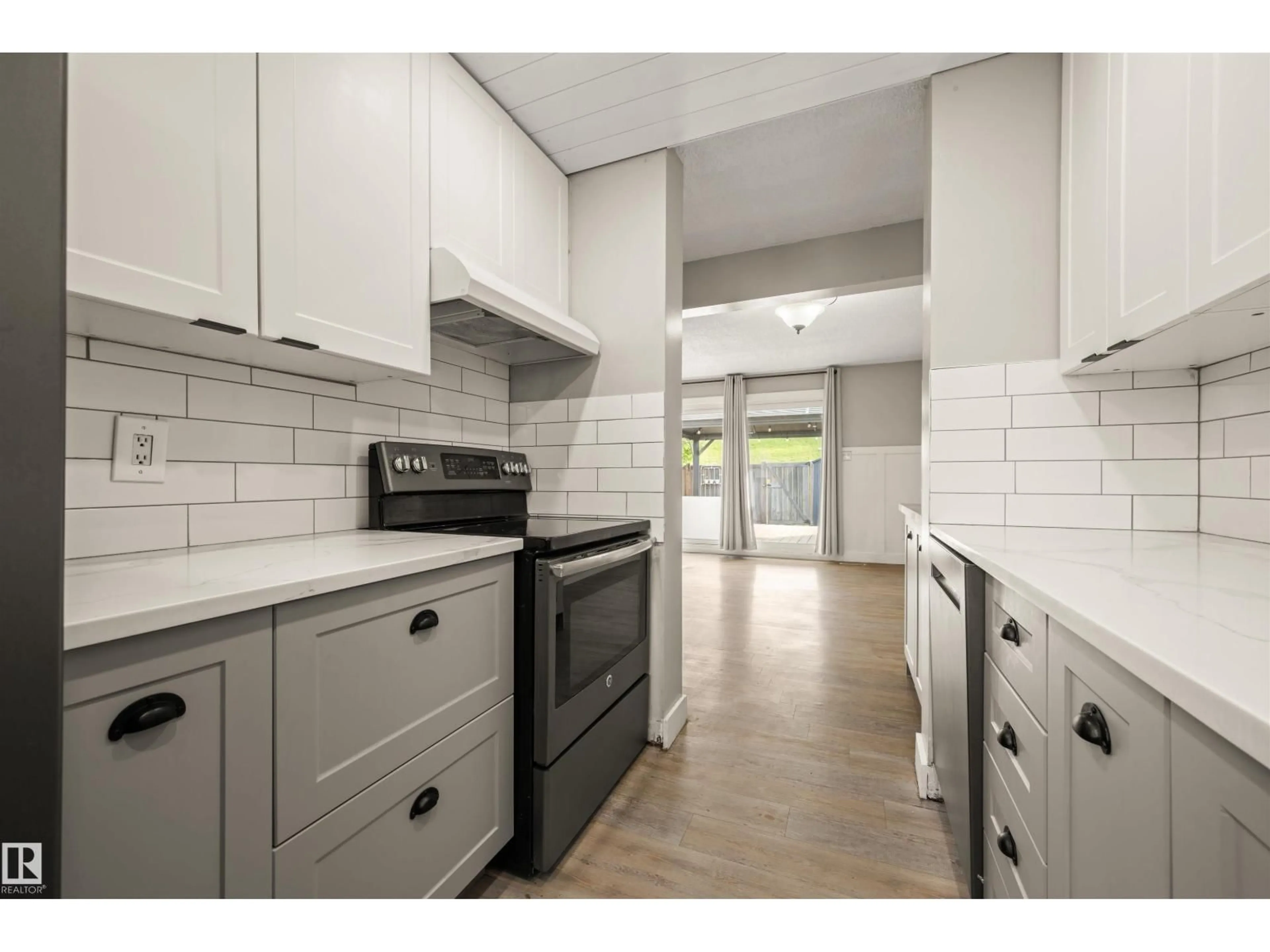 Standard kitchen, ceramic/tile floor for 18317 66 AV, Edmonton Alberta T5T1Z5