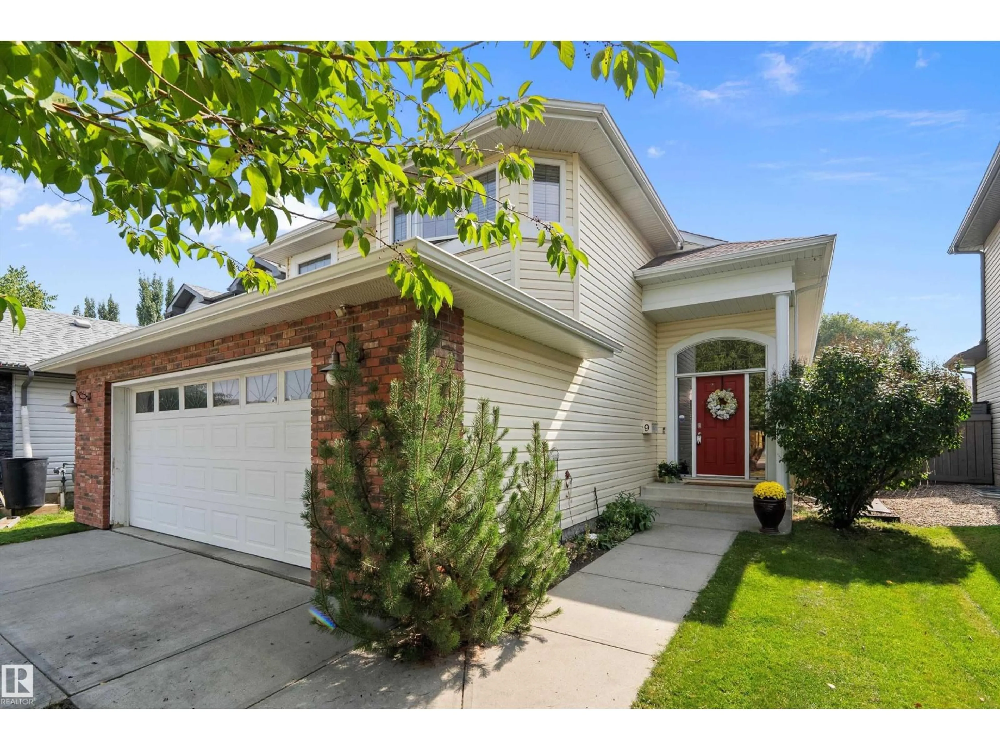 Home with vinyl exterior material, street for 9 ASHGROVE DR, Spruce Grove Alberta T7X4R5