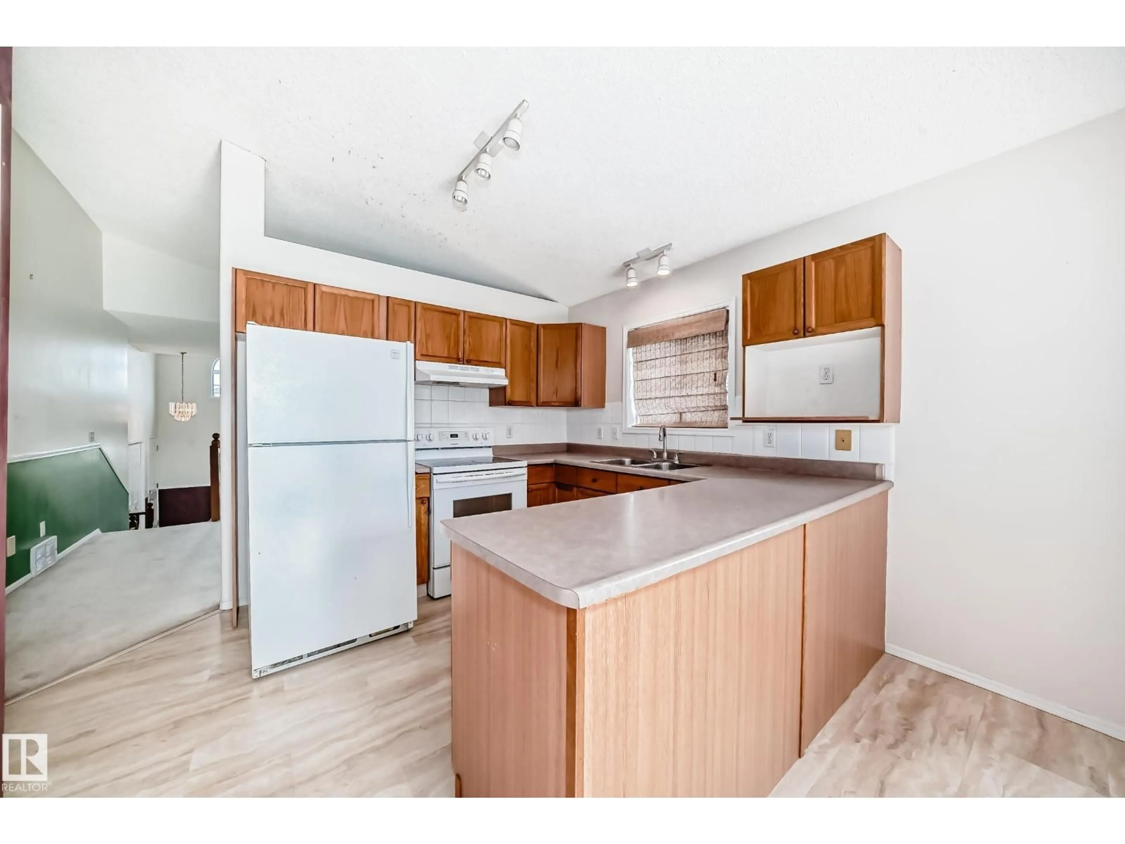 Standard kitchen, unknown for 4127 37A AV, Edmonton Alberta T6L7A1