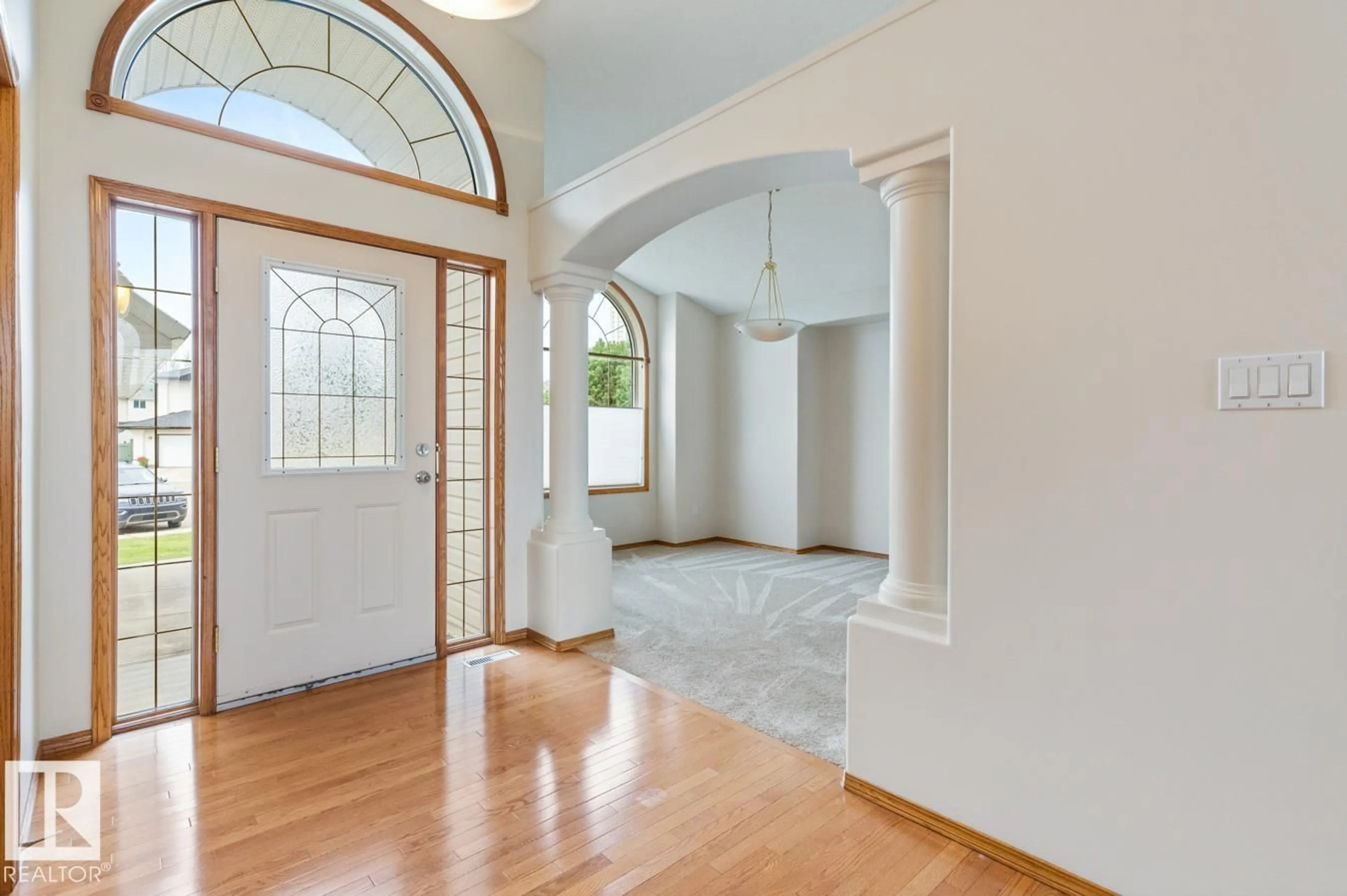 Indoor entryway for 1113 HAYNES CL, Edmonton Alberta T6S1A2