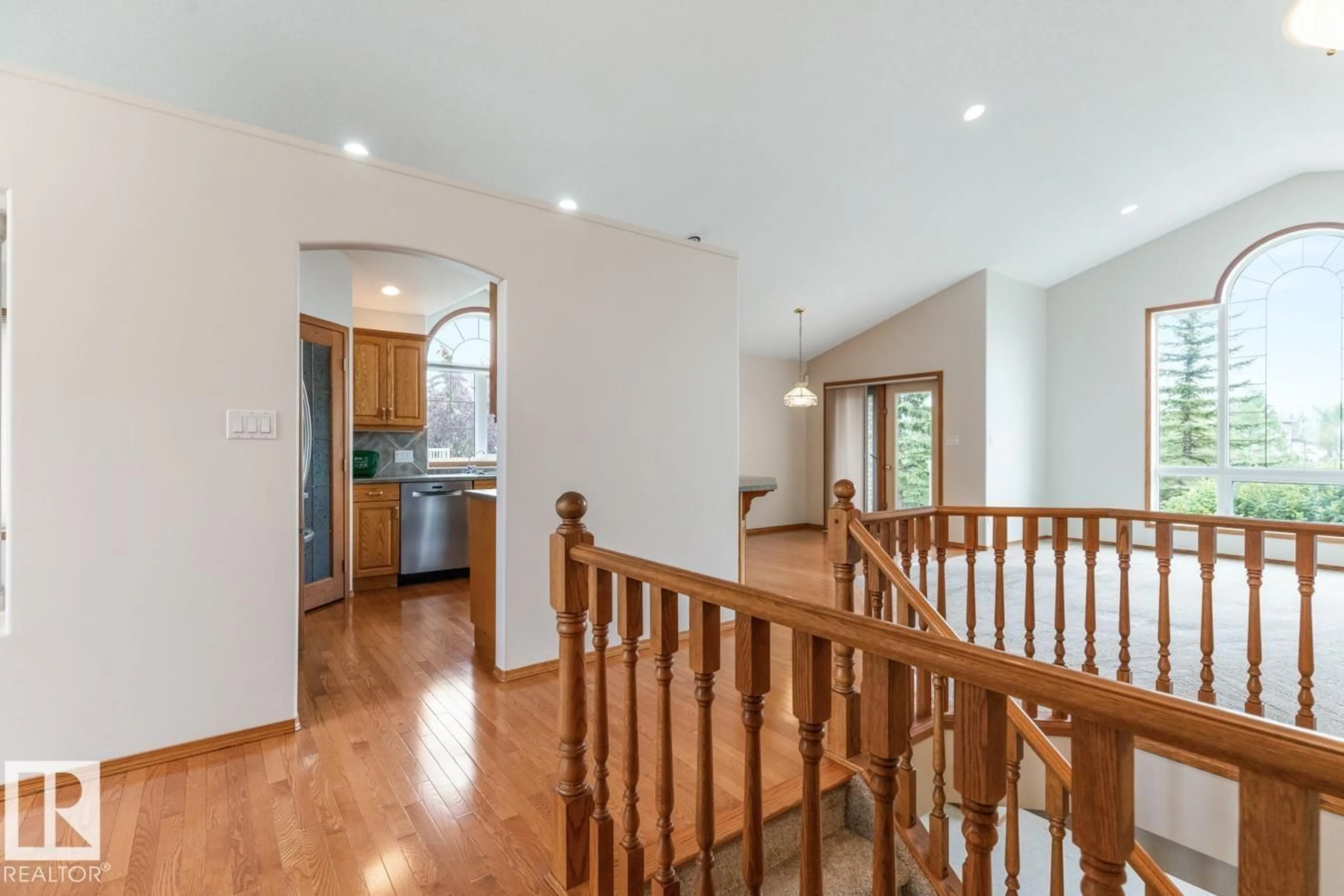 Indoor foyer for 1113 HAYNES CL, Edmonton Alberta T6S1A2