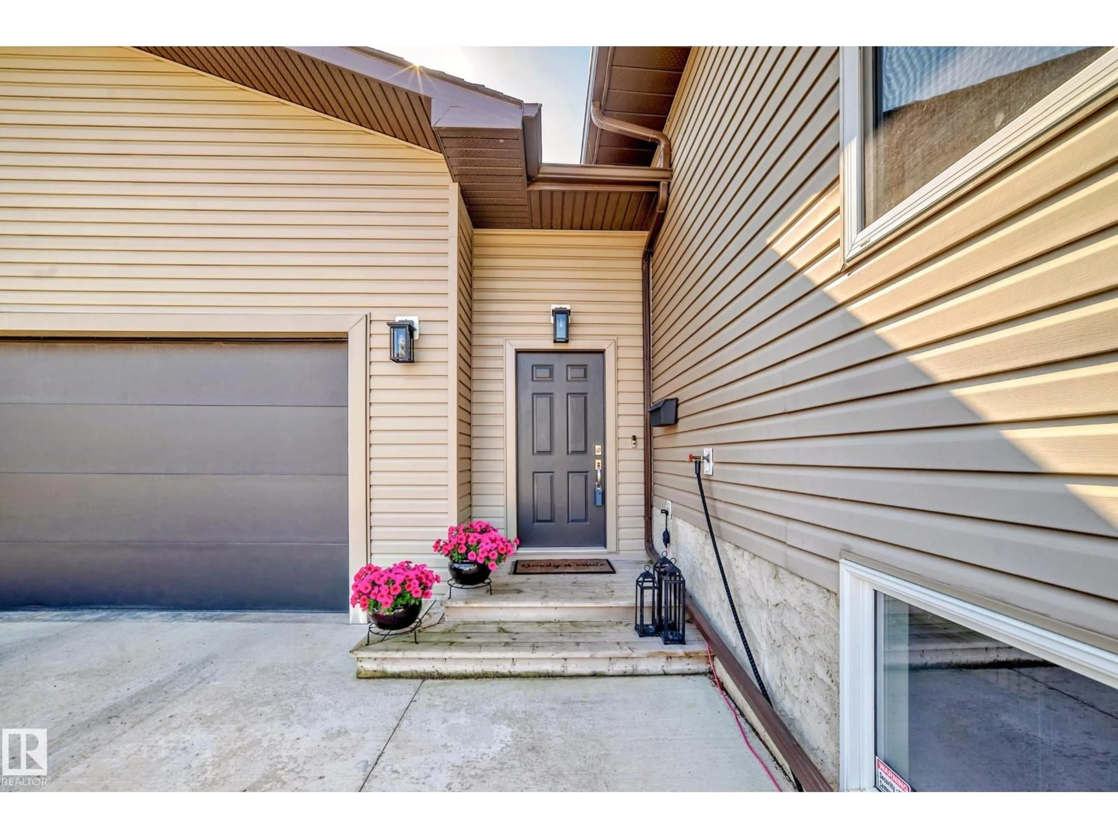 Indoor entryway for 35 54200 RGE ROAD 265, Villeneuve Alberta T8T0E2