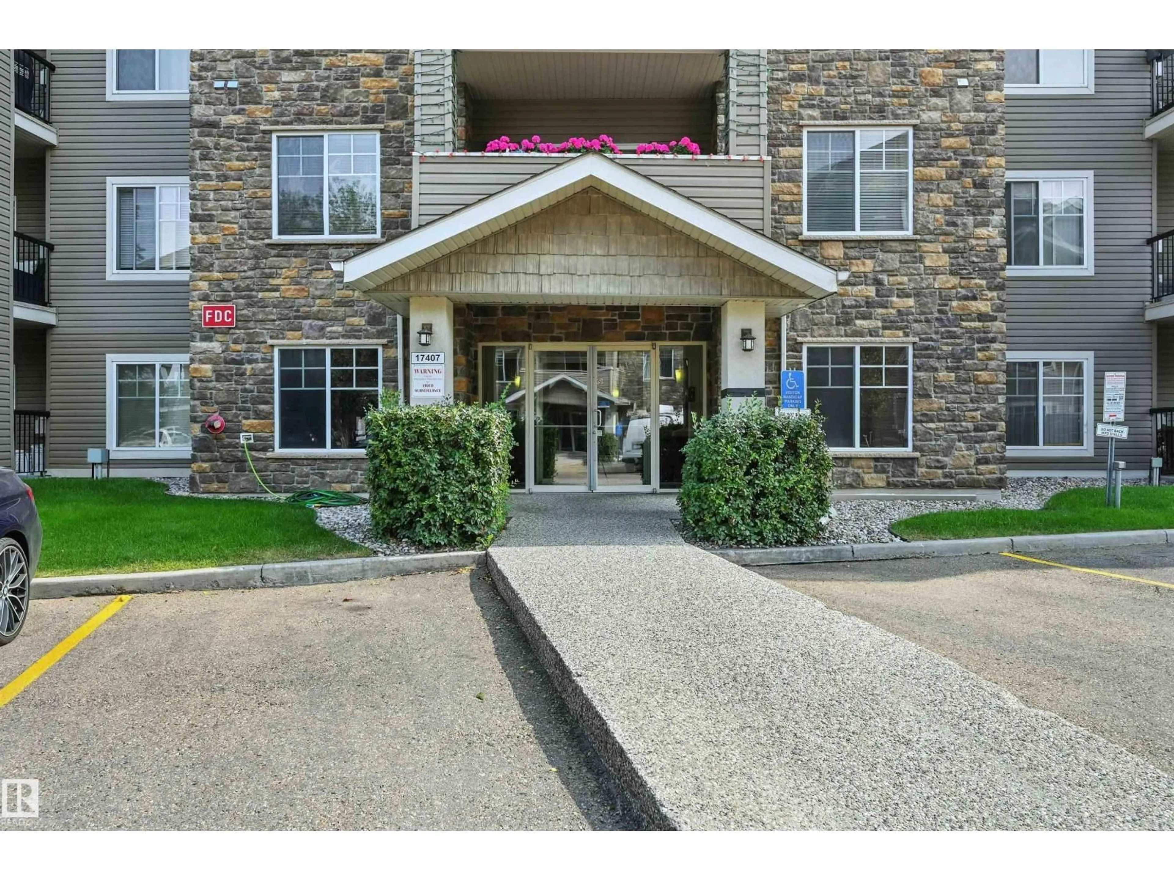 Indoor foyer for #108 - 17407 99 AV, Edmonton Alberta T5T0W7