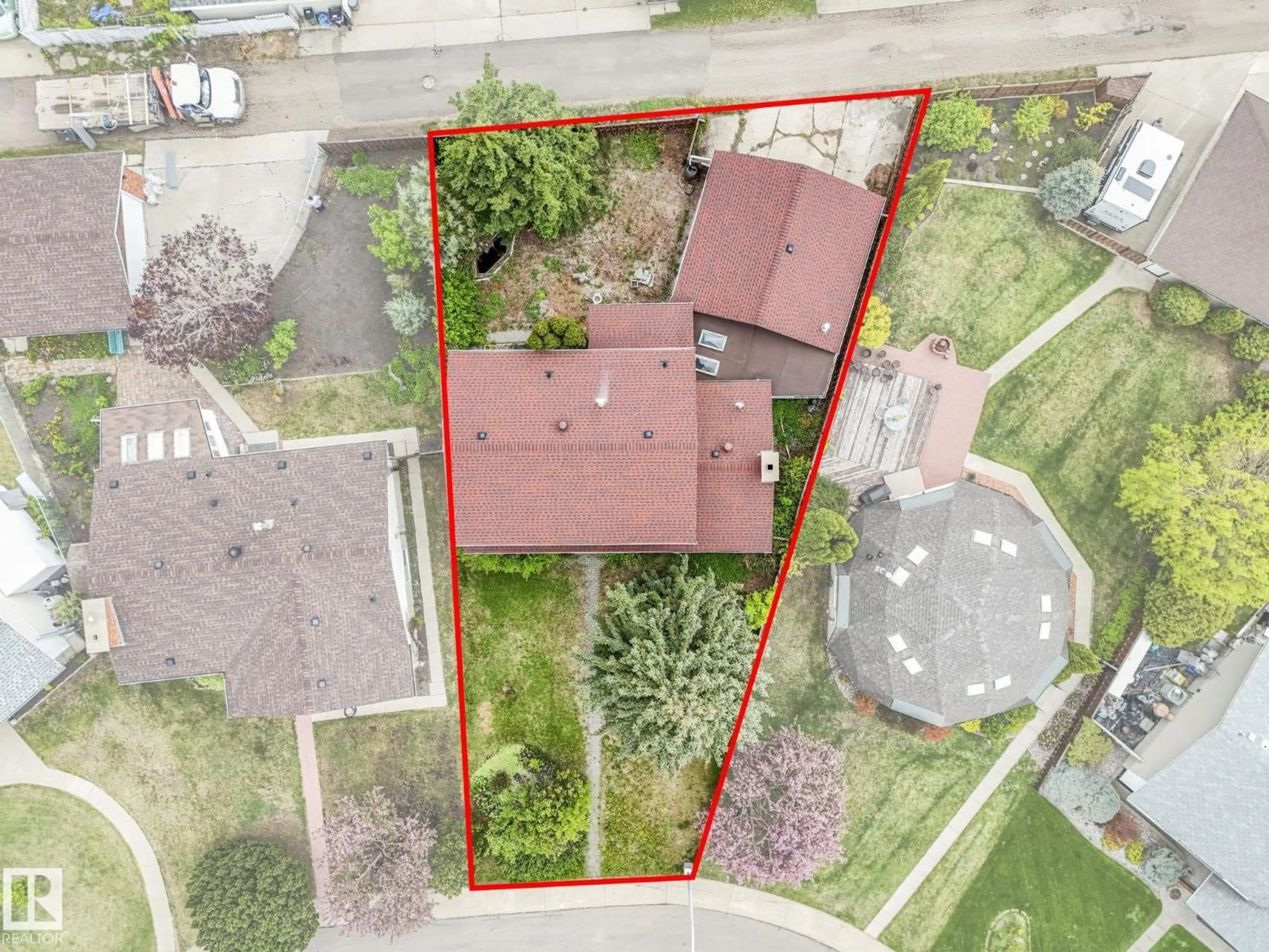A pic from outside/outdoor area/front of a property/back of a property/a pic from drone, street for 15119 86 ST, Edmonton Alberta T5E5X5
