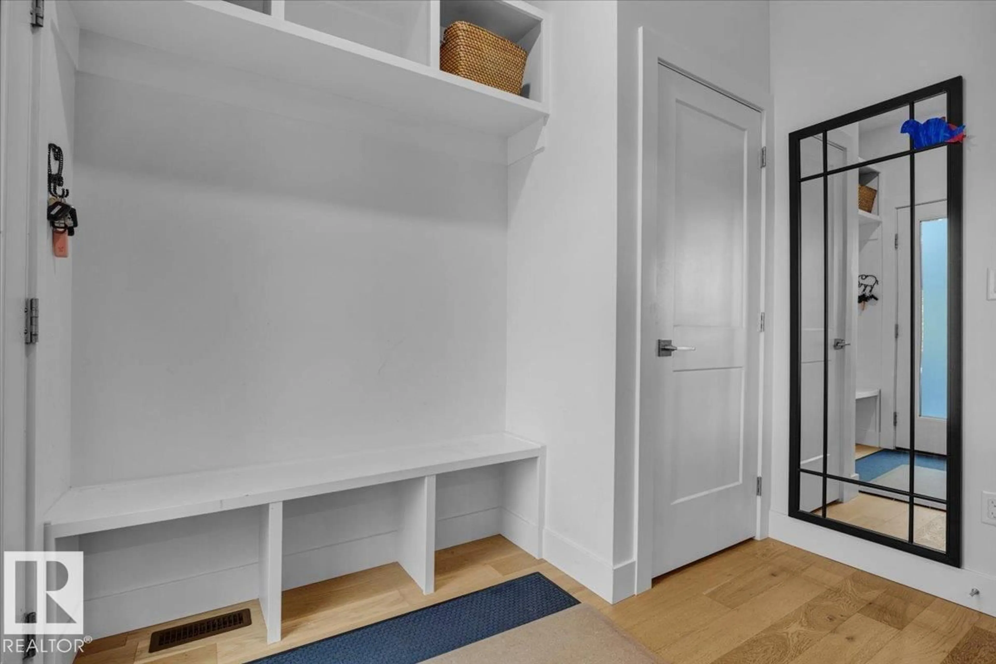 Indoor entryway for 7736 80 AV, Edmonton Alberta T6C0S4